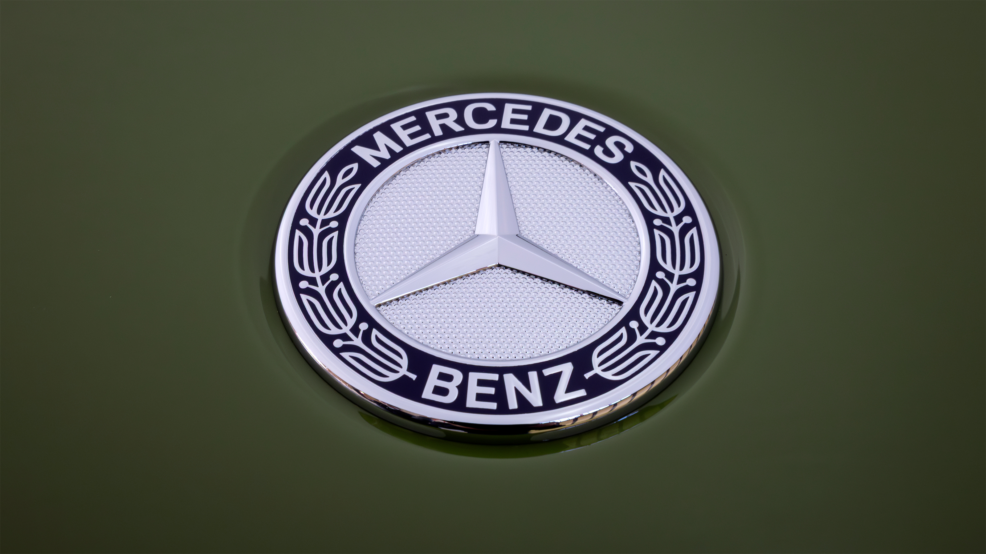 Mercedes G-Class ‘Edition Stronger than the 1980s’ - Mercedes-Benz logo