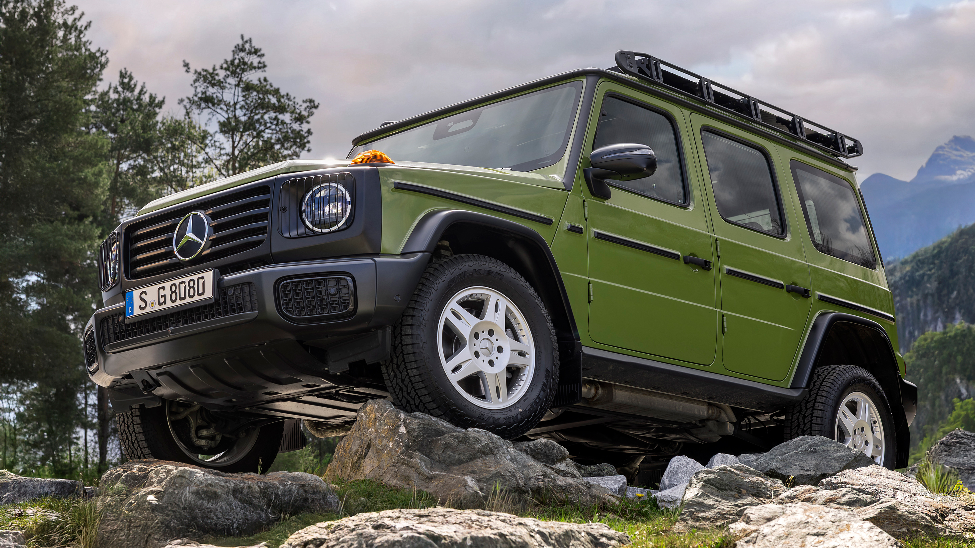 Mercedes G-Class ‘Edition Stronger than the 1980s’ - green front angled