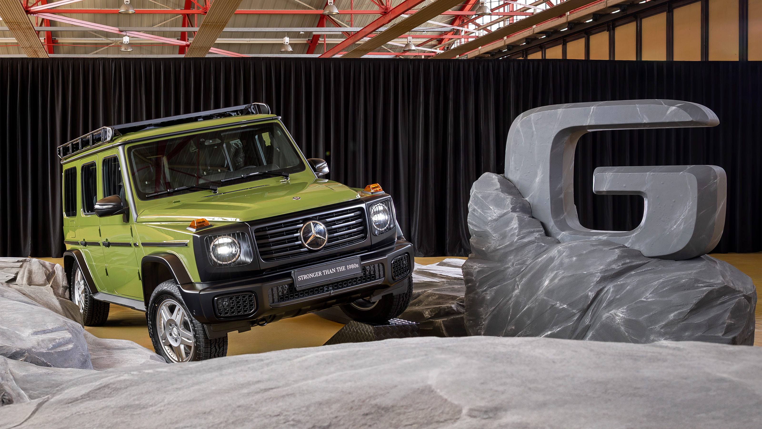 Mercedes G-Class ‘Edition Stronger than the 1980s’ - green static front with 'G'