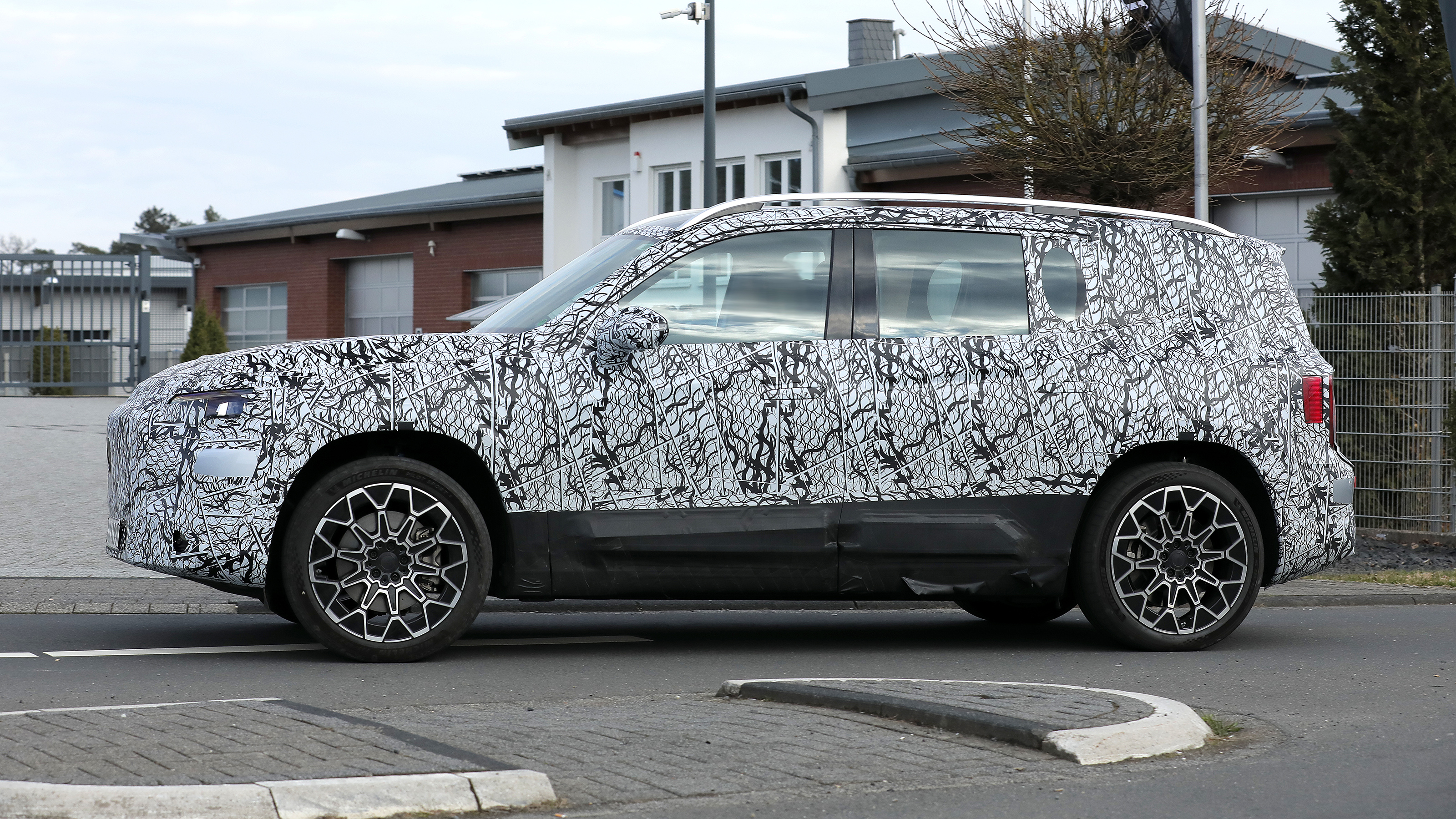 Mercedes GLB (camouflaged) - side