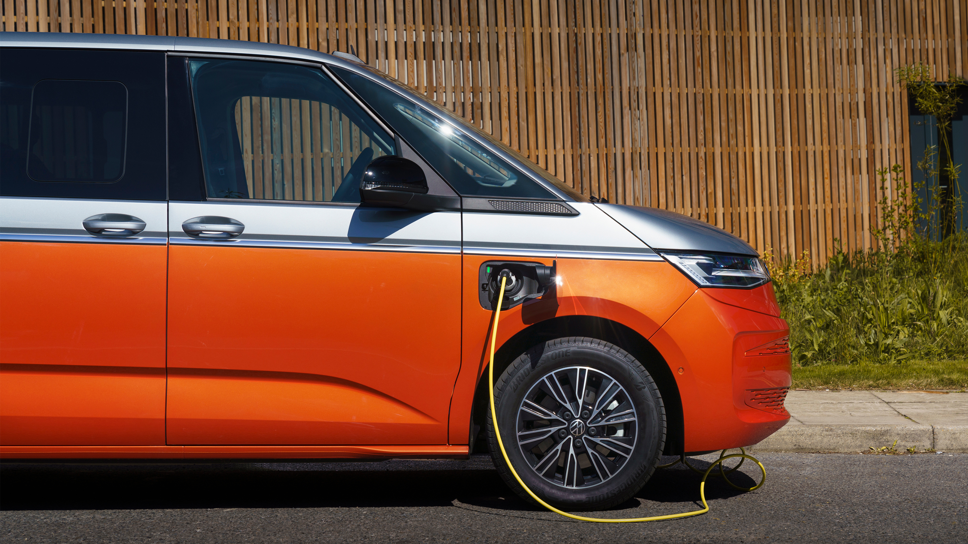 Volkswagen Multivan eHybrid 4MOTION - charging