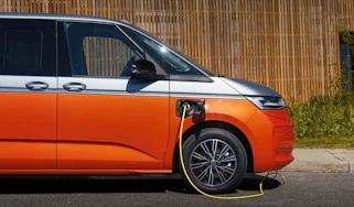Volkswagen Multivan eHybrid 4MOTION - charging