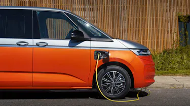 Volkswagen Multivan eHybrid 4MOTION - charging