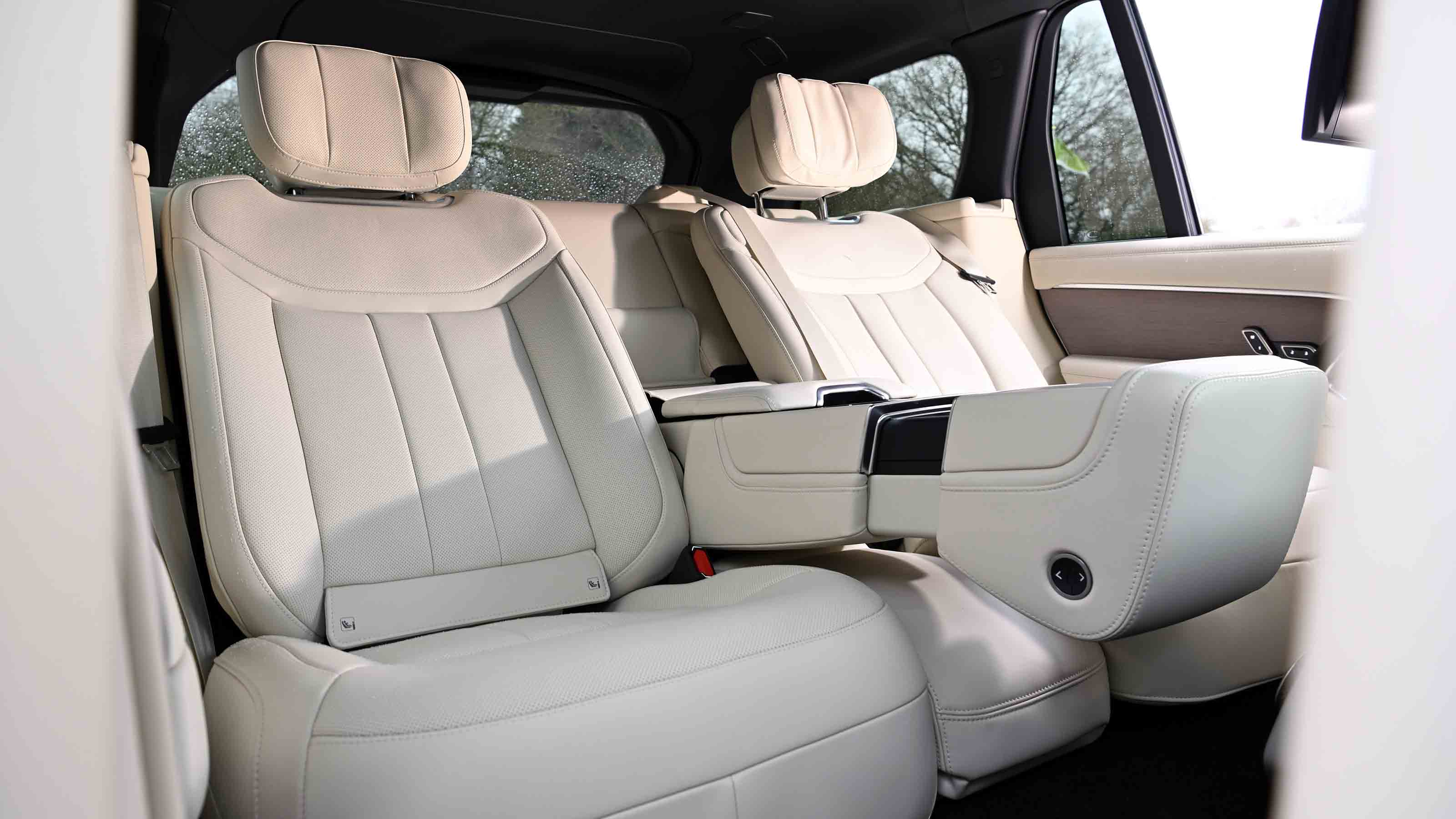Range Rover - rear seats, arm rest down