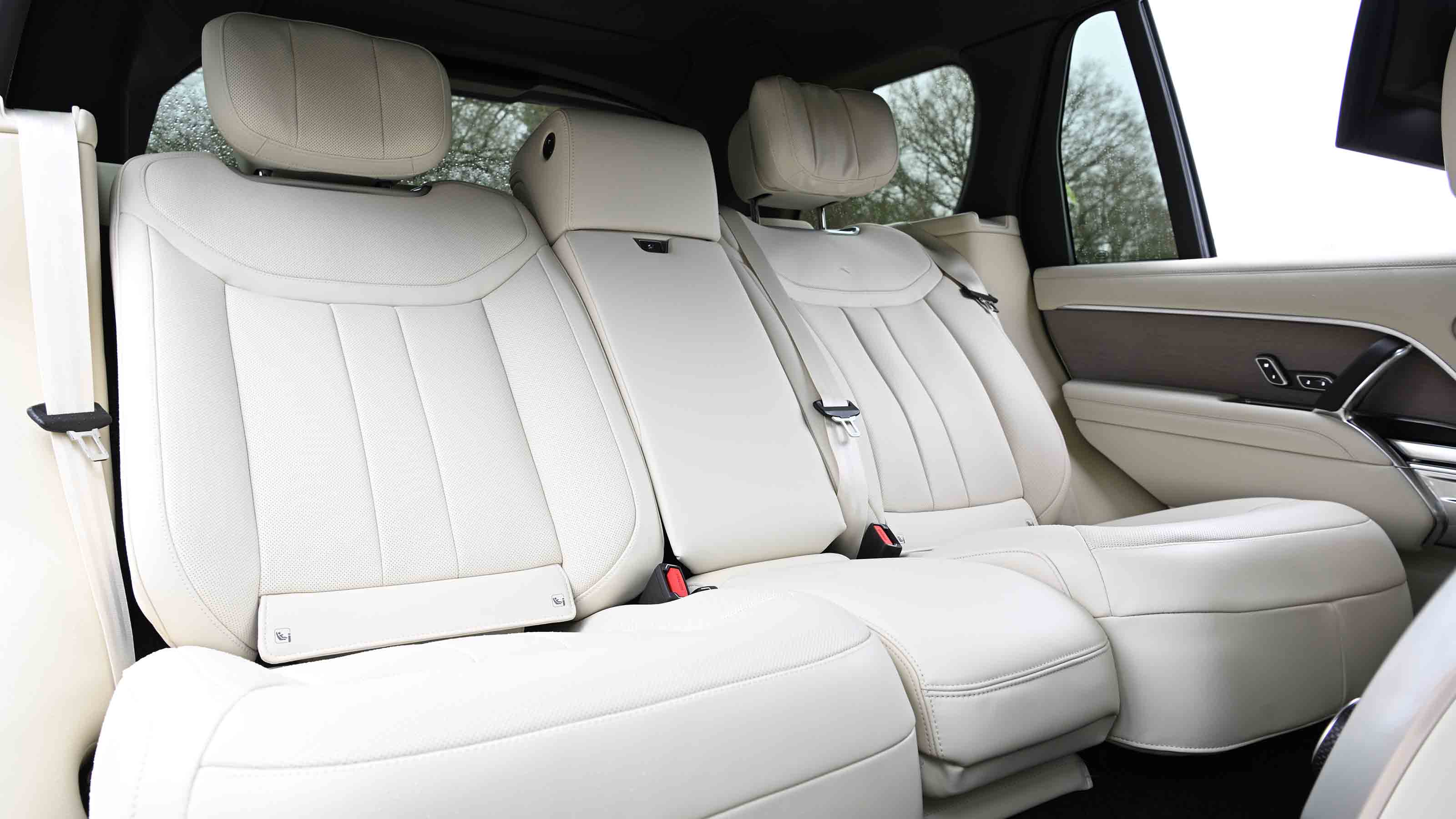 Range Rover - rear seats, arm rest up