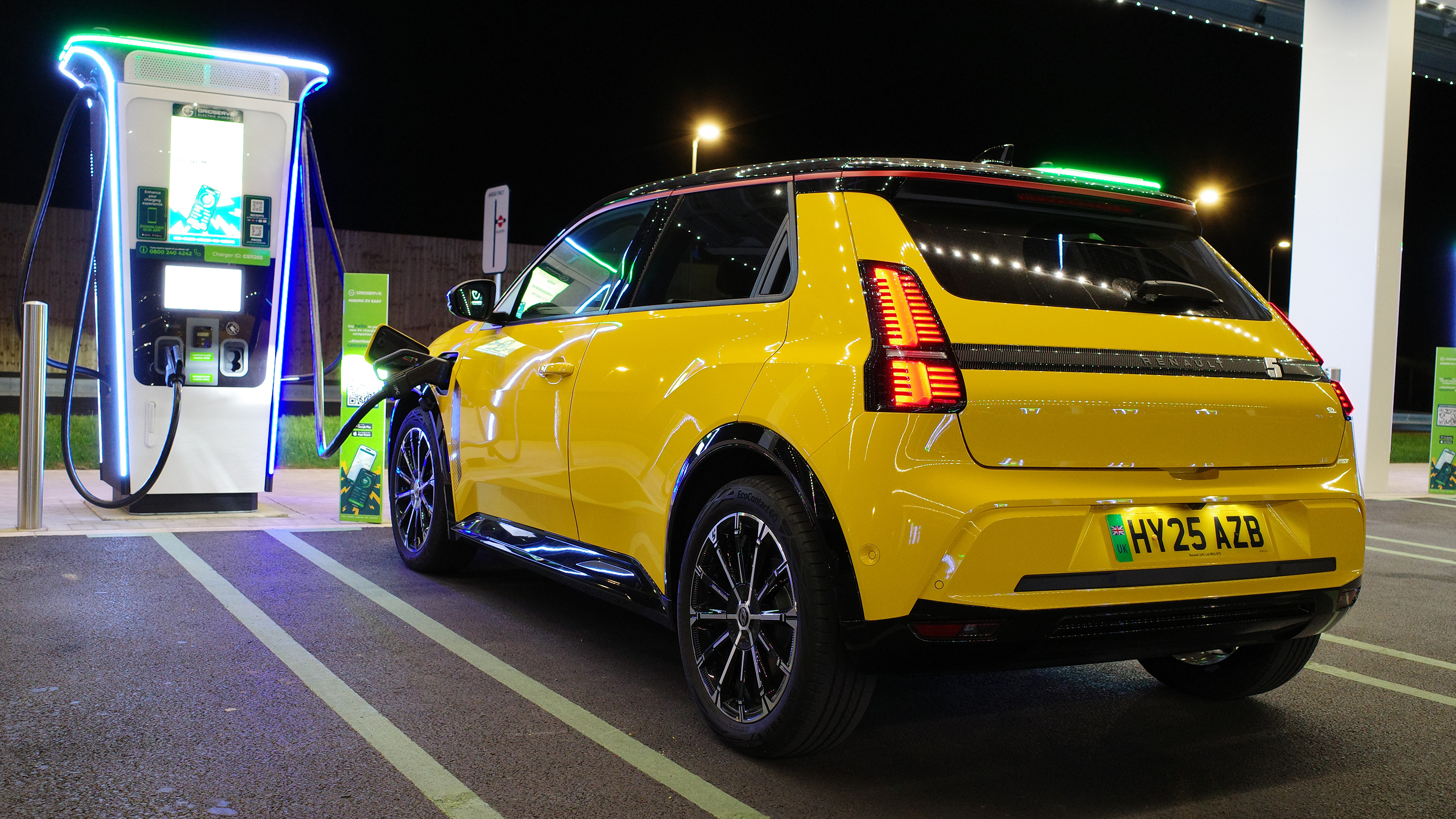 Renault 5 E-Tech Iconic charging at night
