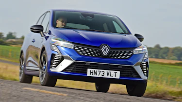 Renault Clio E-Tech - front tracking