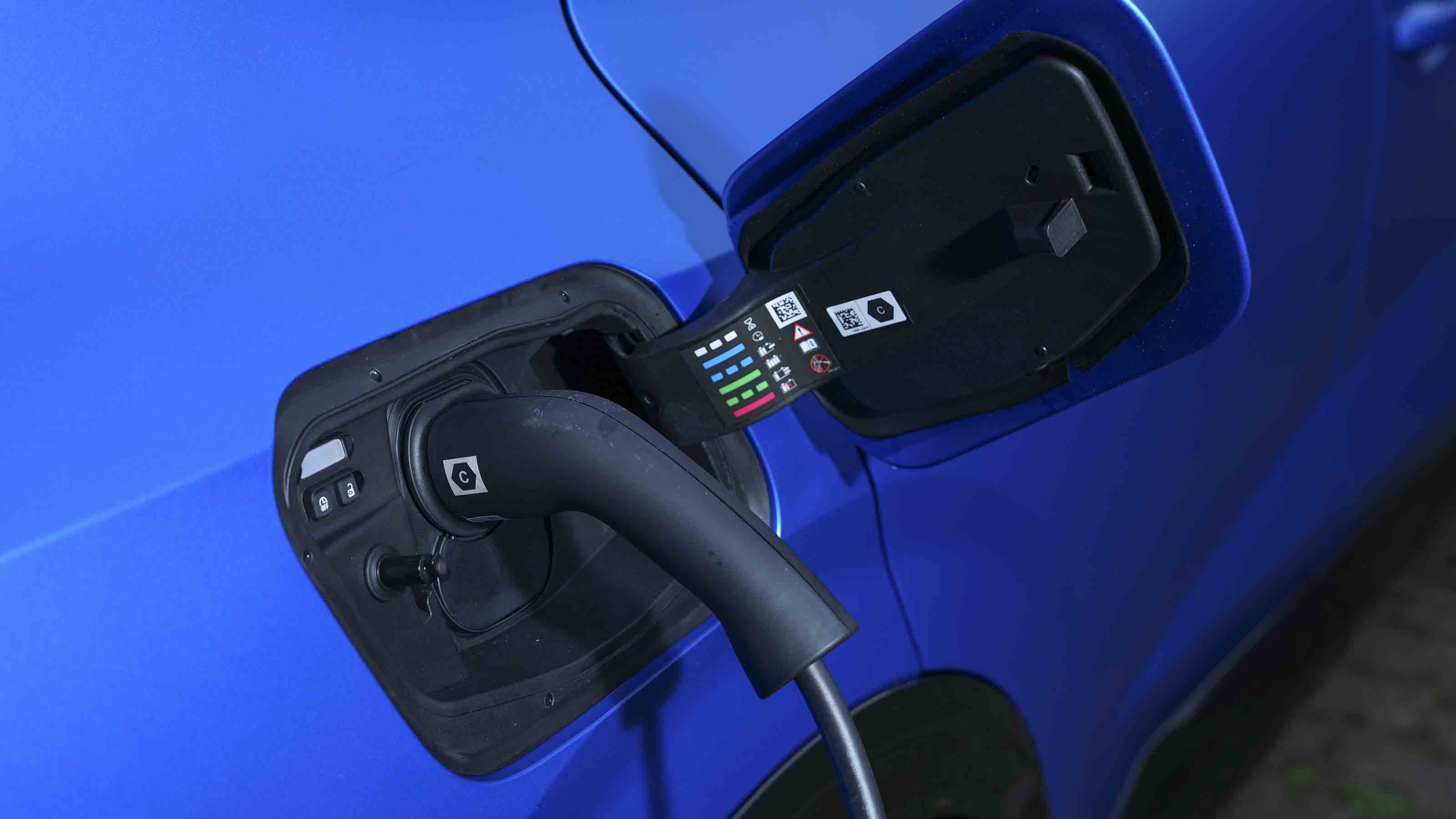 Renault Rafale - charging port