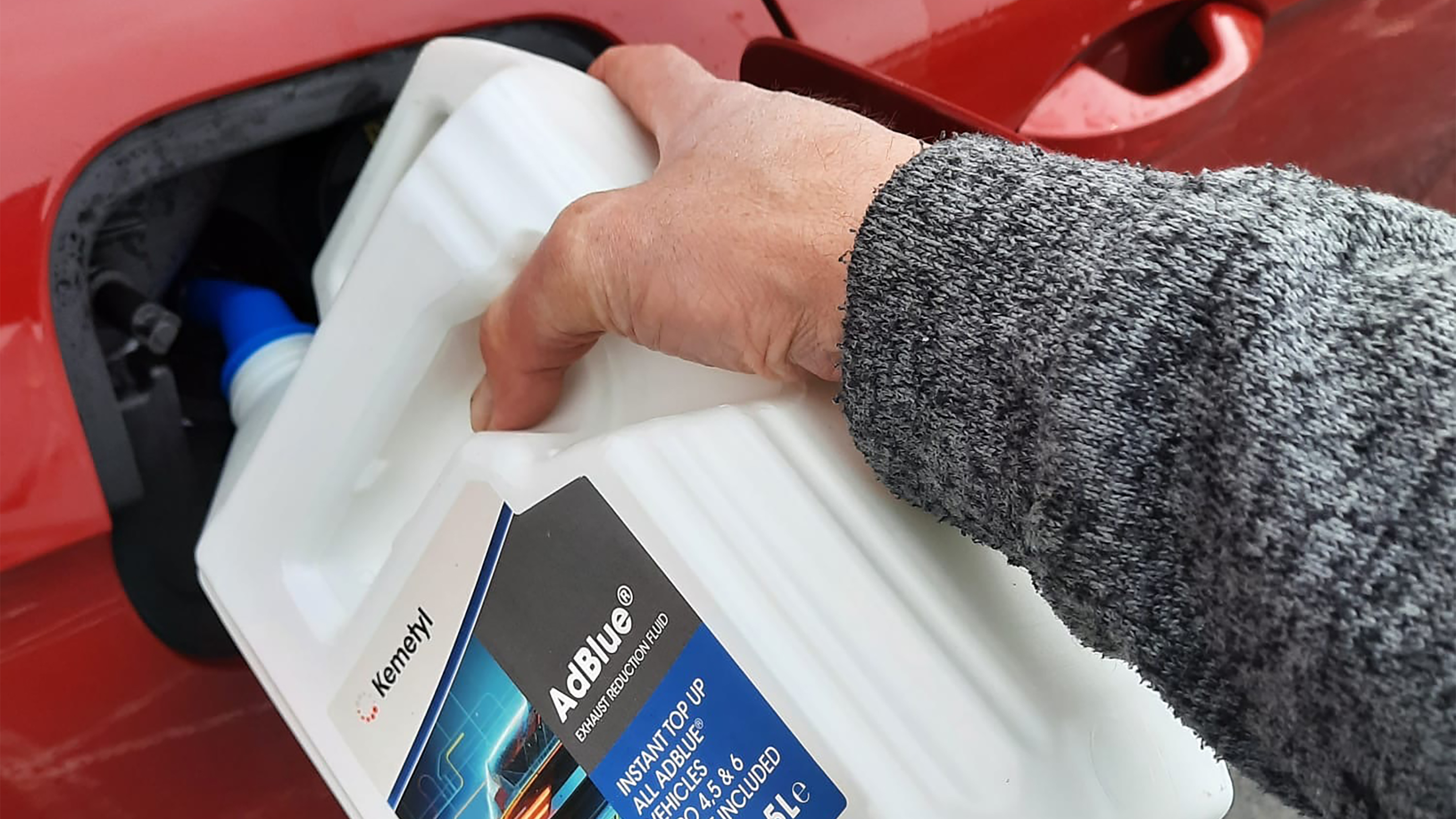 Skoda Superb automatic hatch long-term test - filling with AdBlue