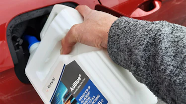 Skoda Superb automatic hatch long-term test - filling with AdBlue