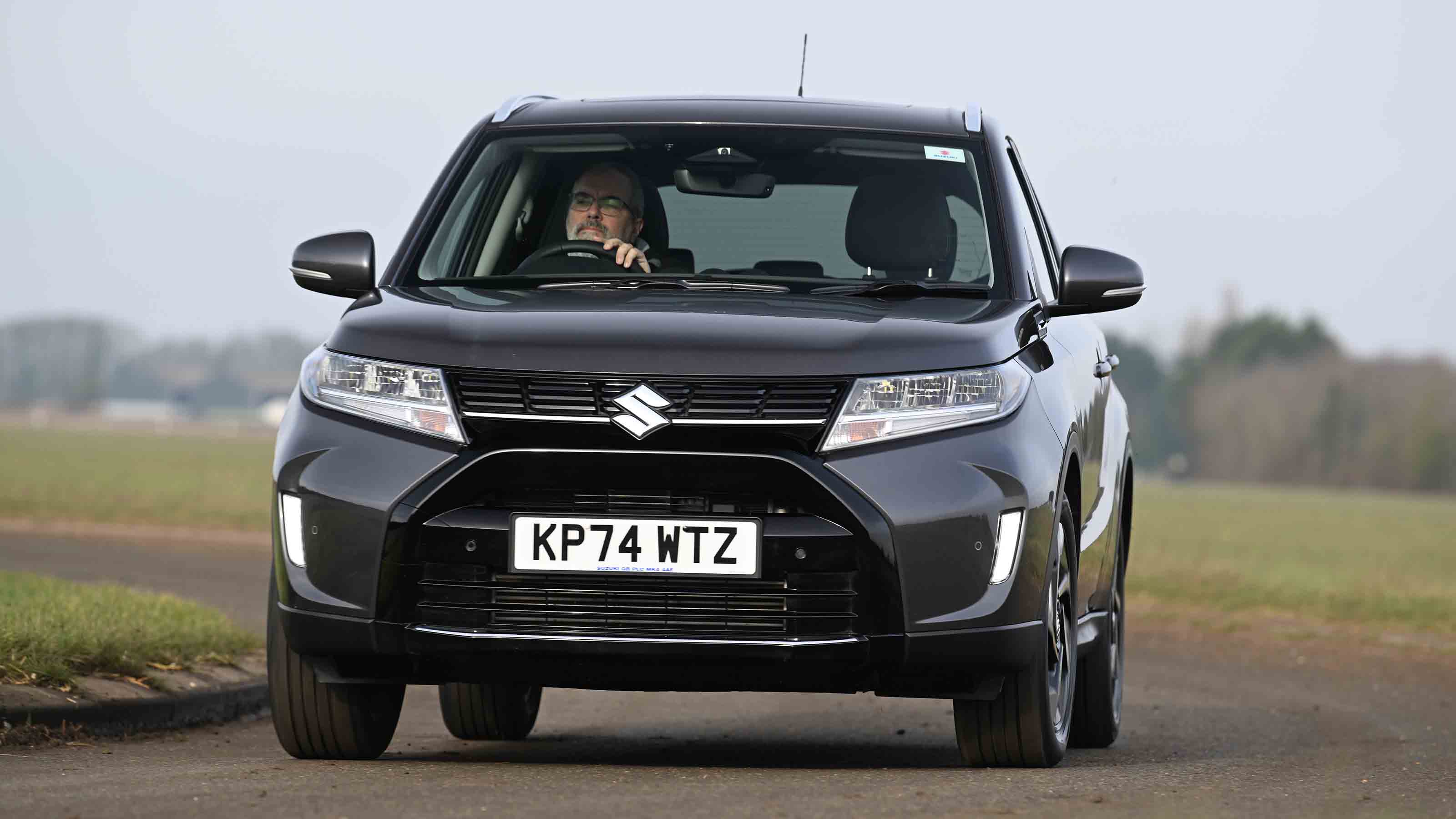 Suzuki Vitara - front cornering