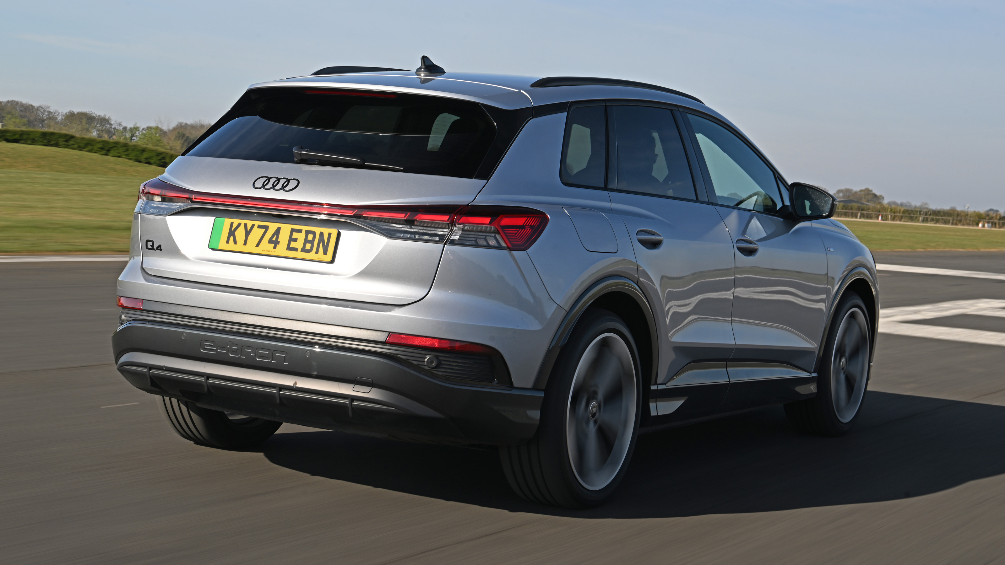 Audi Q4 e-tron - rear tracking