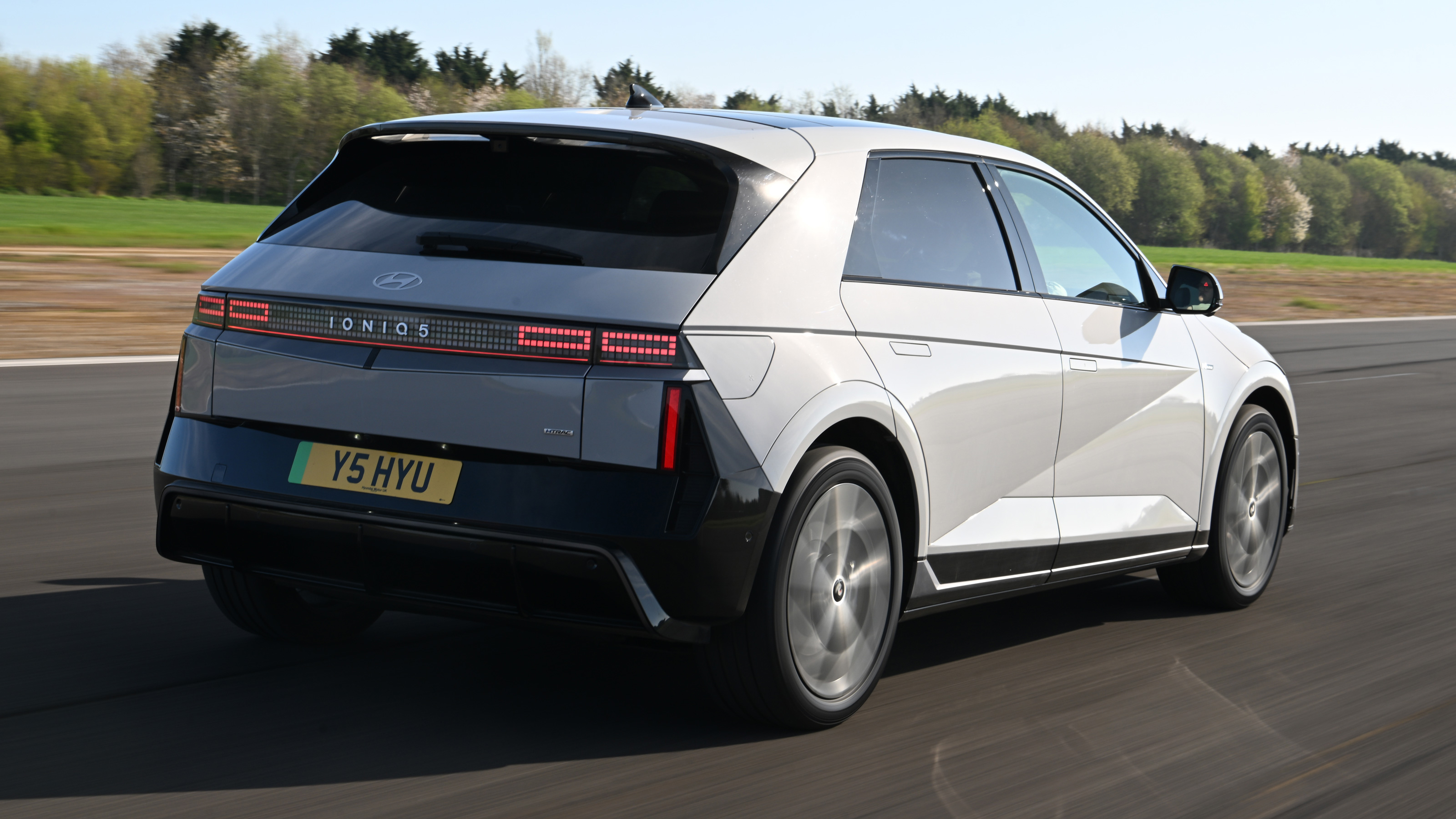 Hyundai Ioniq 5 - rear tracking