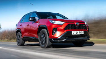 Toyota RAV4 - front three quarter tracking