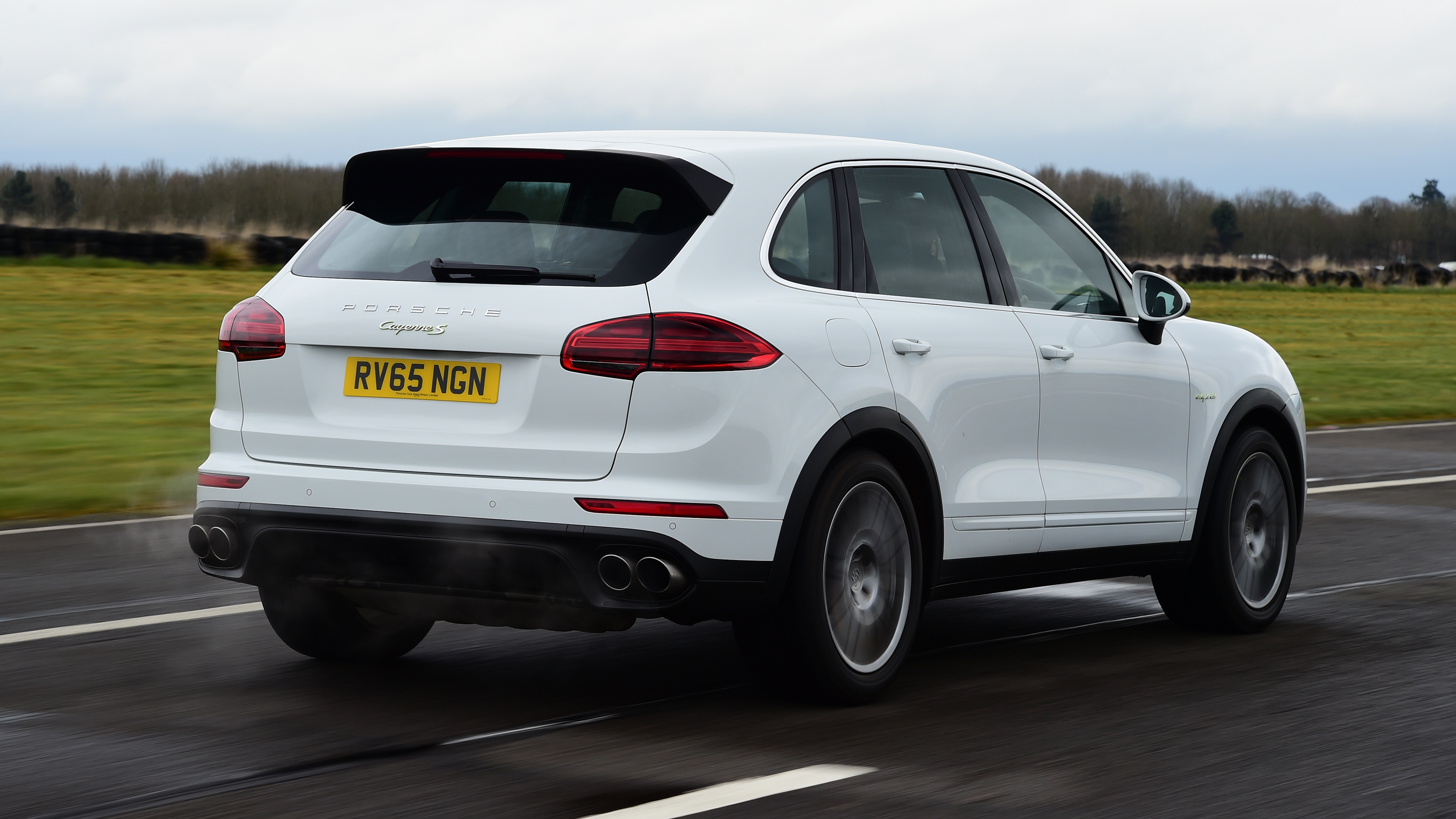 Porsche Cayenne Hybrid - rear tracking