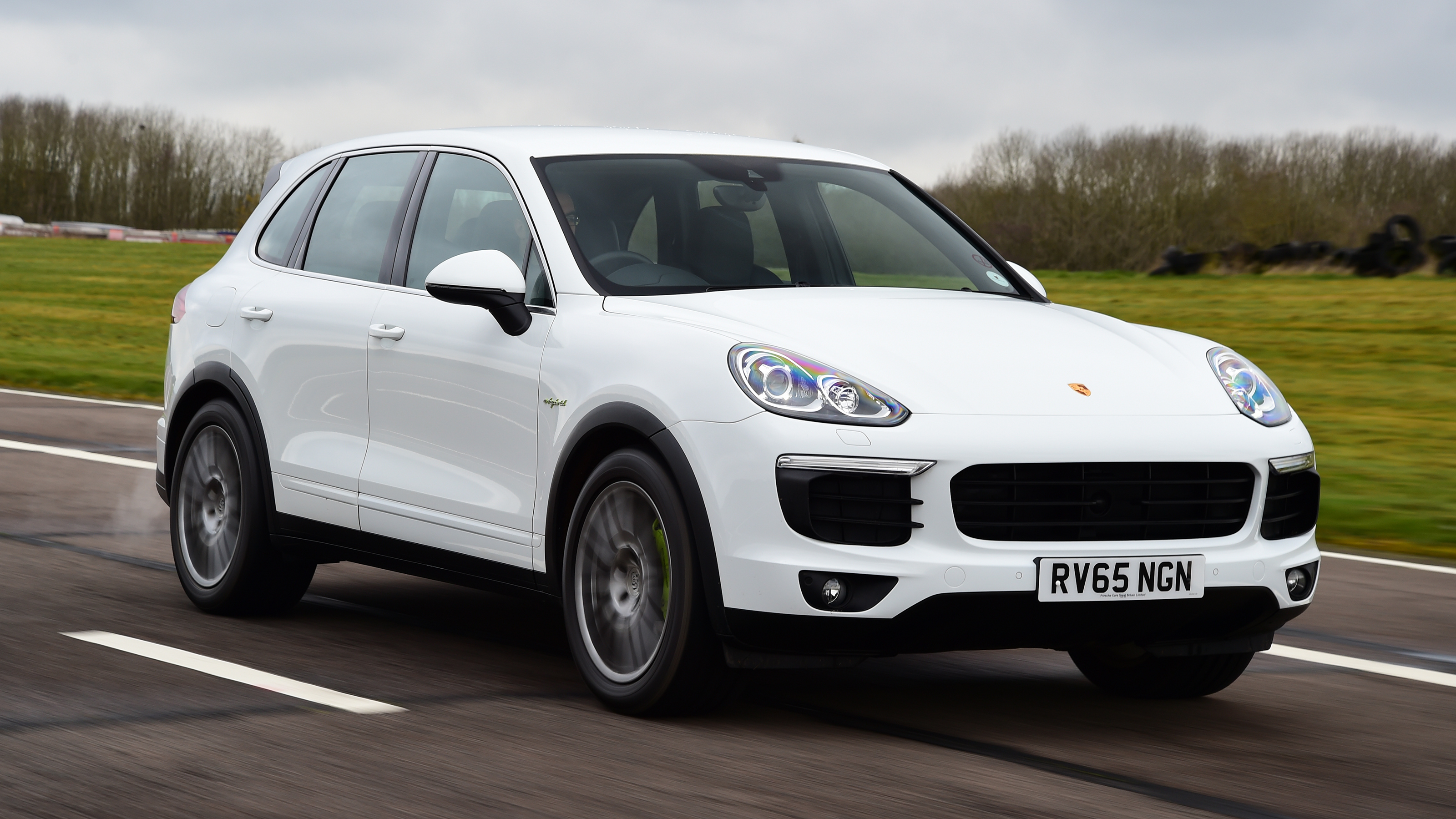 Porsche Cayenne Hybrid - front tracking