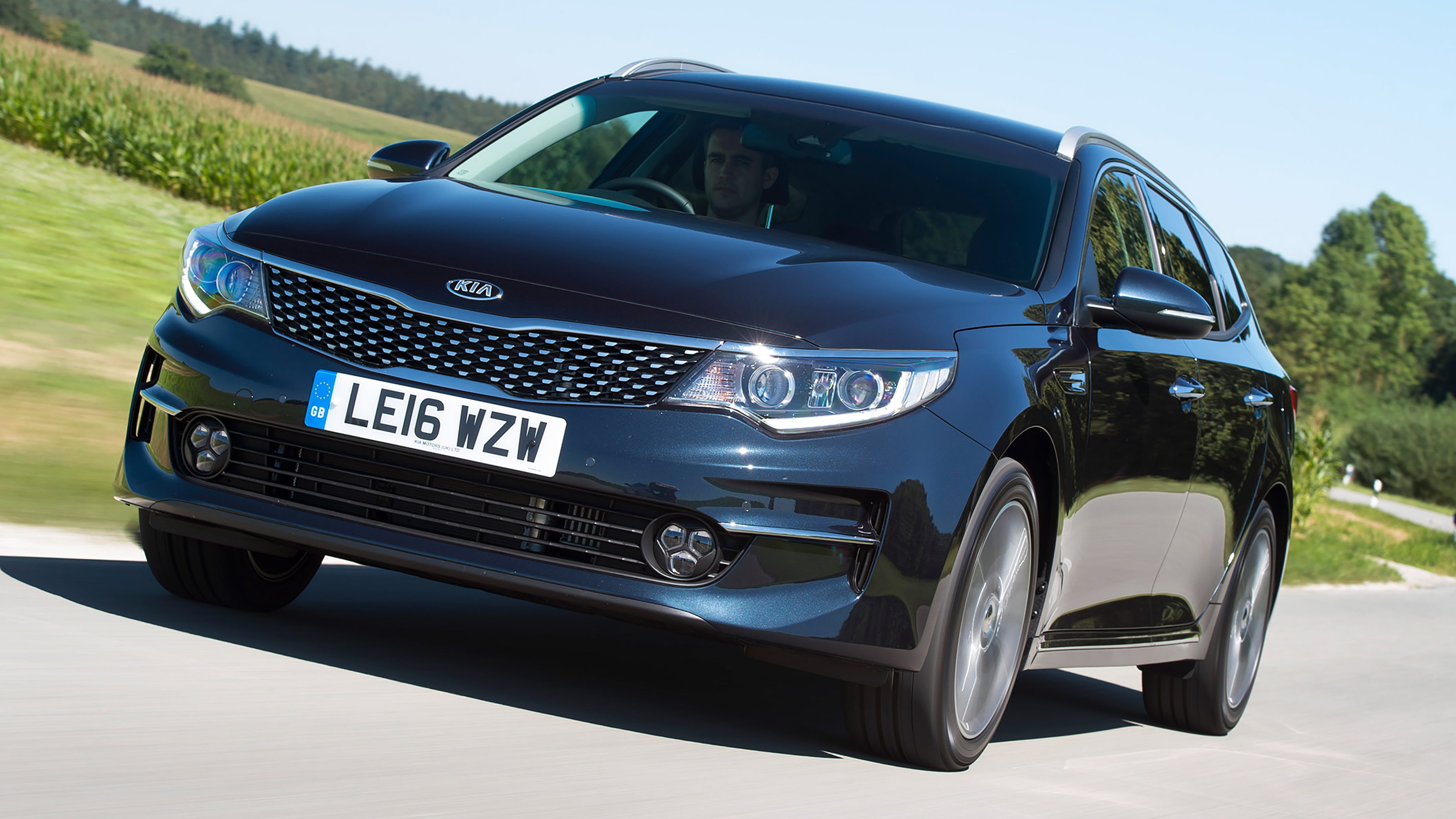 Used Kia Optima SW - front 3/4
