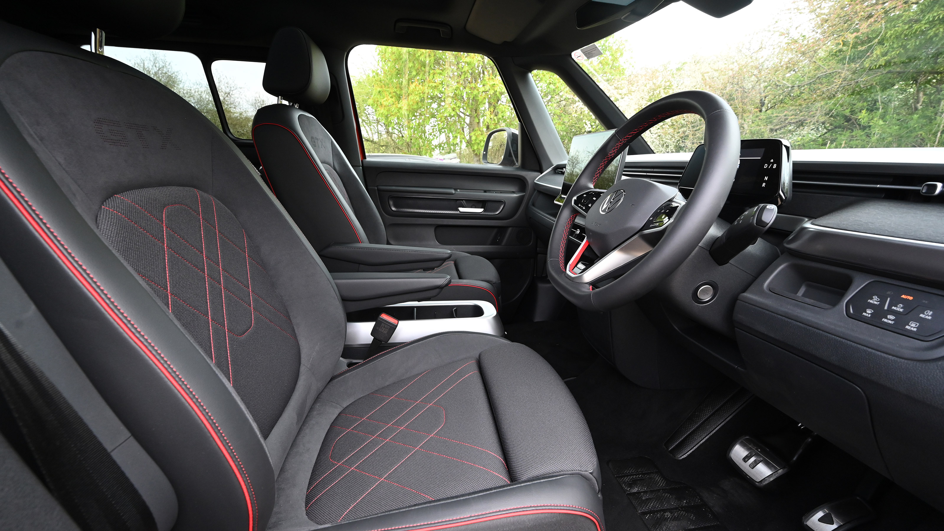 Volkswagen ID.Buzz GTX - front seats