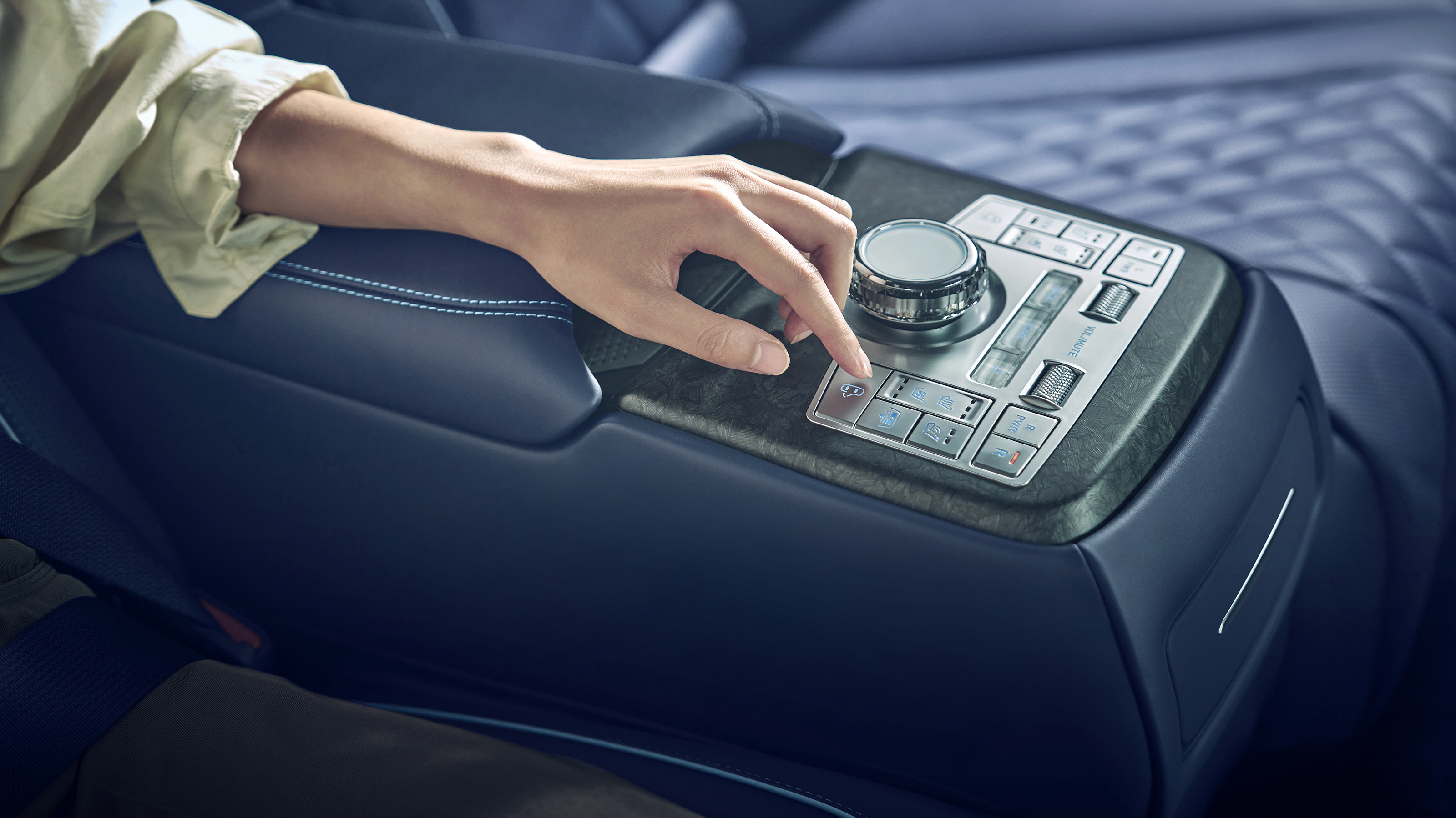 2025 Genesis Electrified G80 - centre console