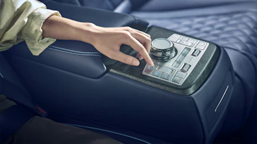 2025 Genesis Electrified G80 - centre console
