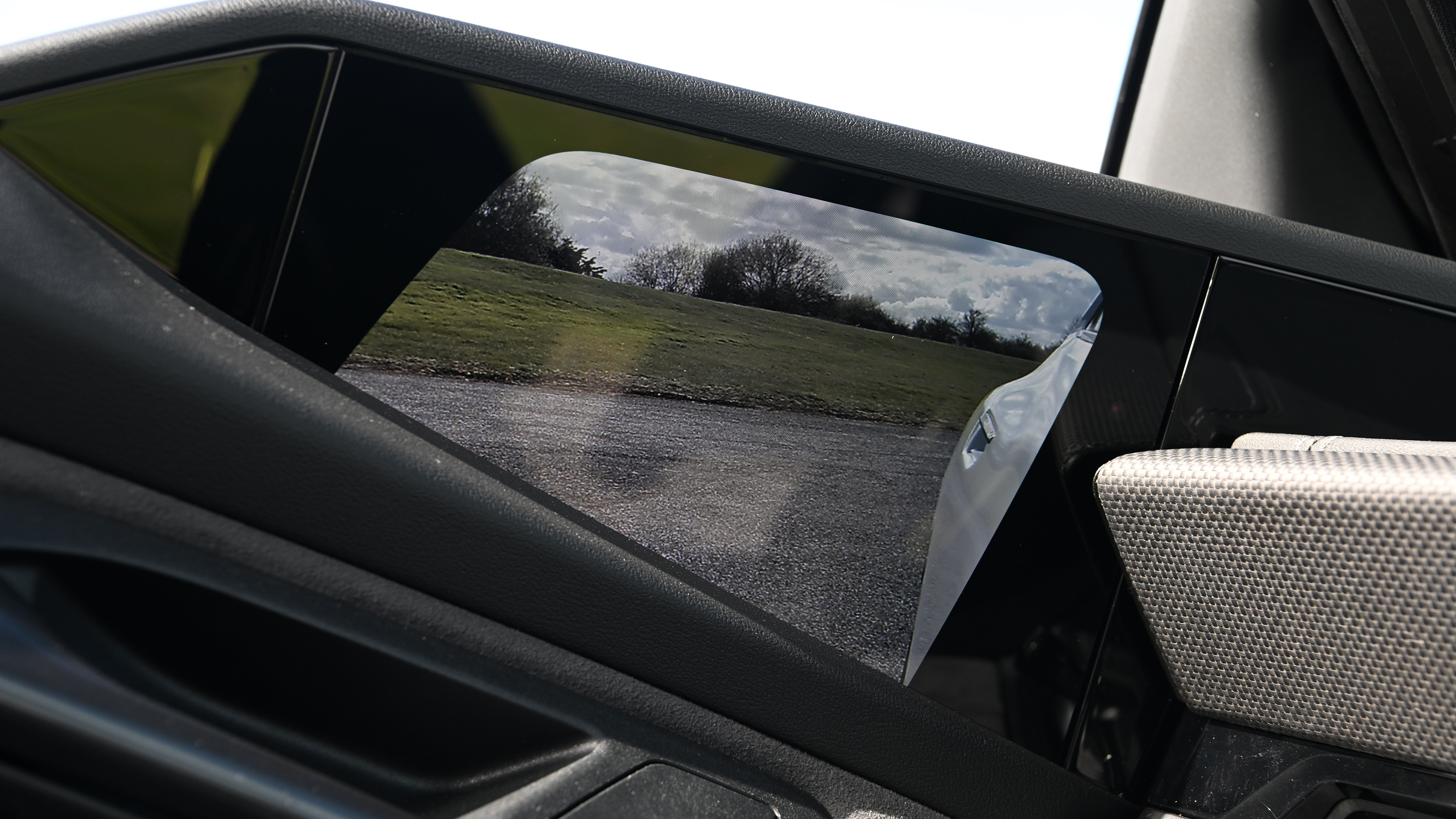 Audi S6 Avant e-tron - digital side mirror display