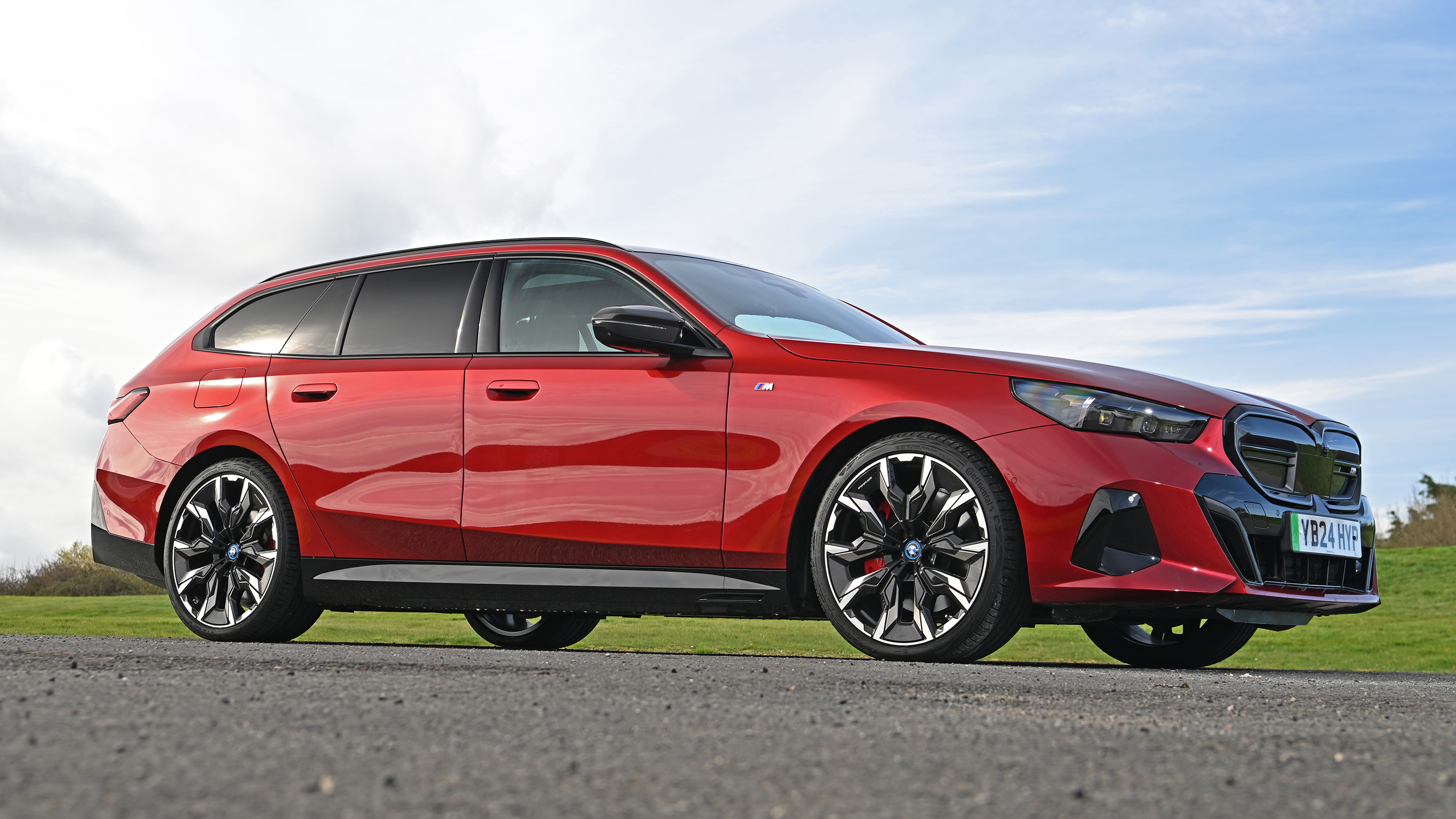 BMW i5 Touring M60 xDrive - front static 