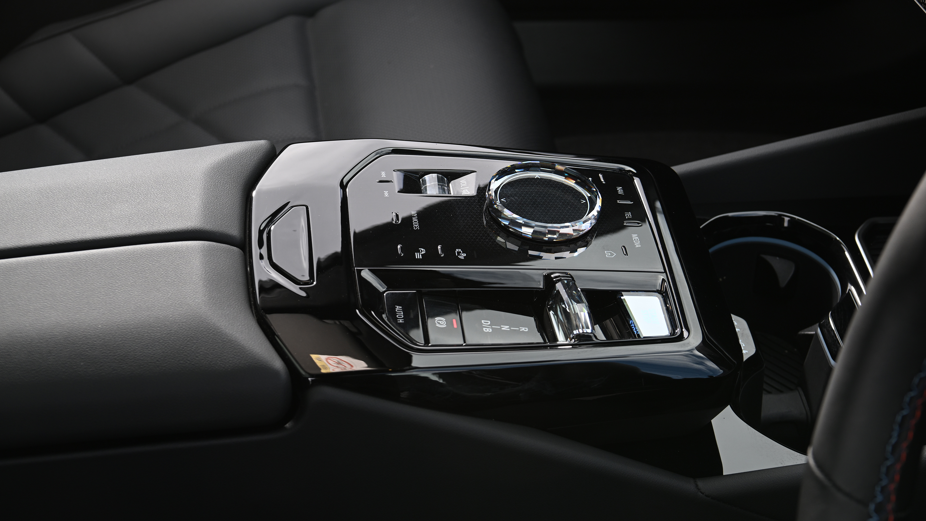 BMW i5 Touring M60 xDrive - centre console 