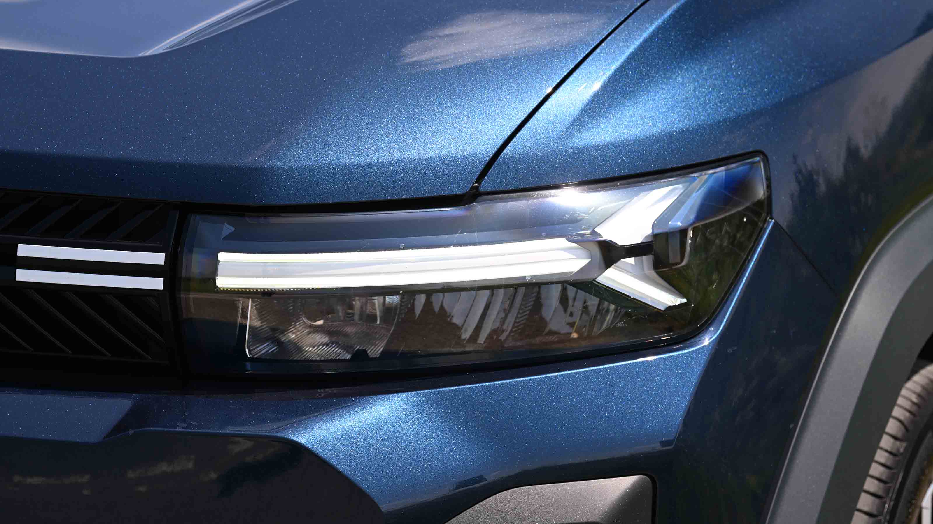 Dacia Bigster - head light