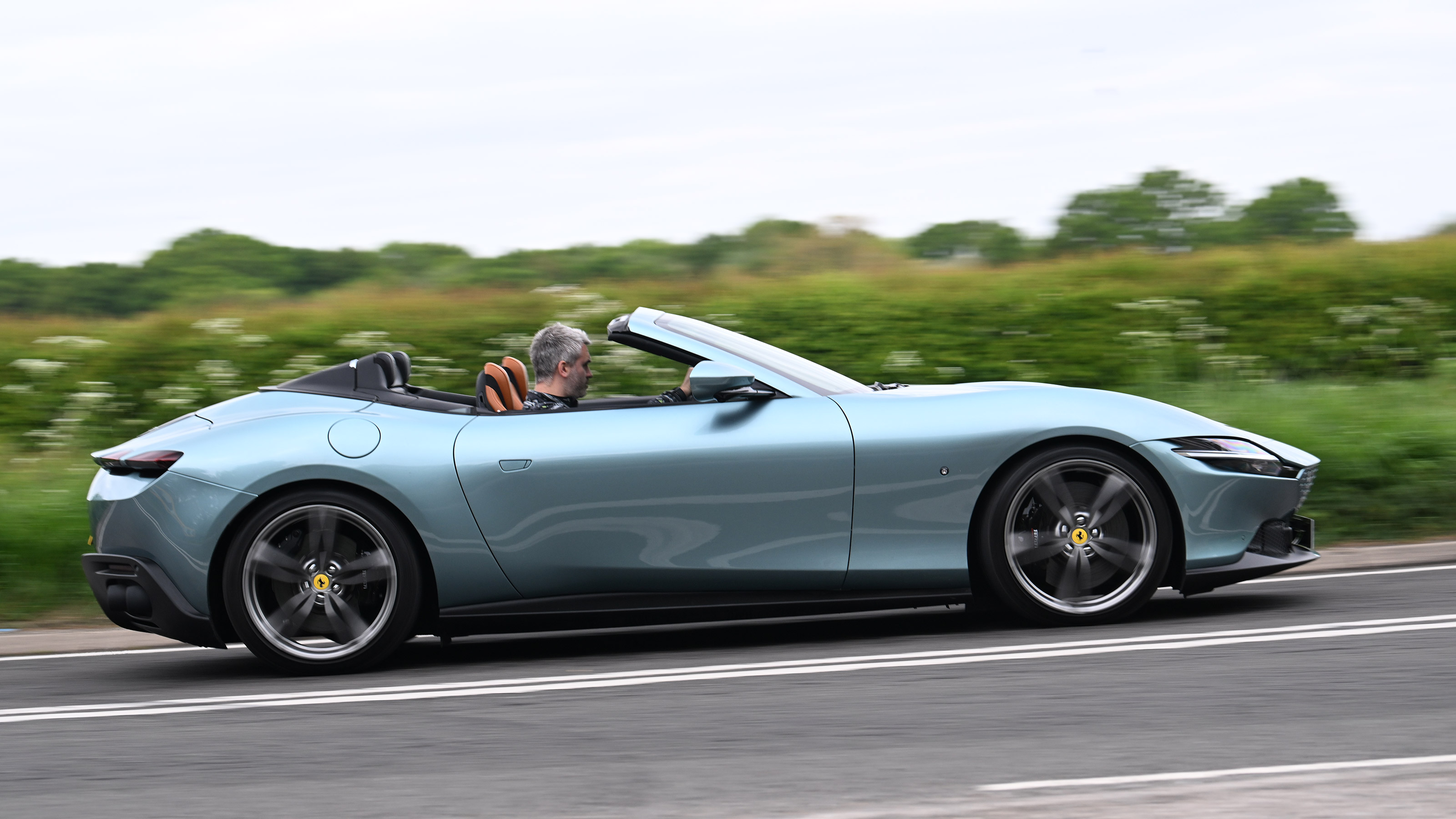 Ferrari Roma Spider - side