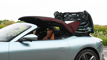 Ferrari Roma Spider - hood