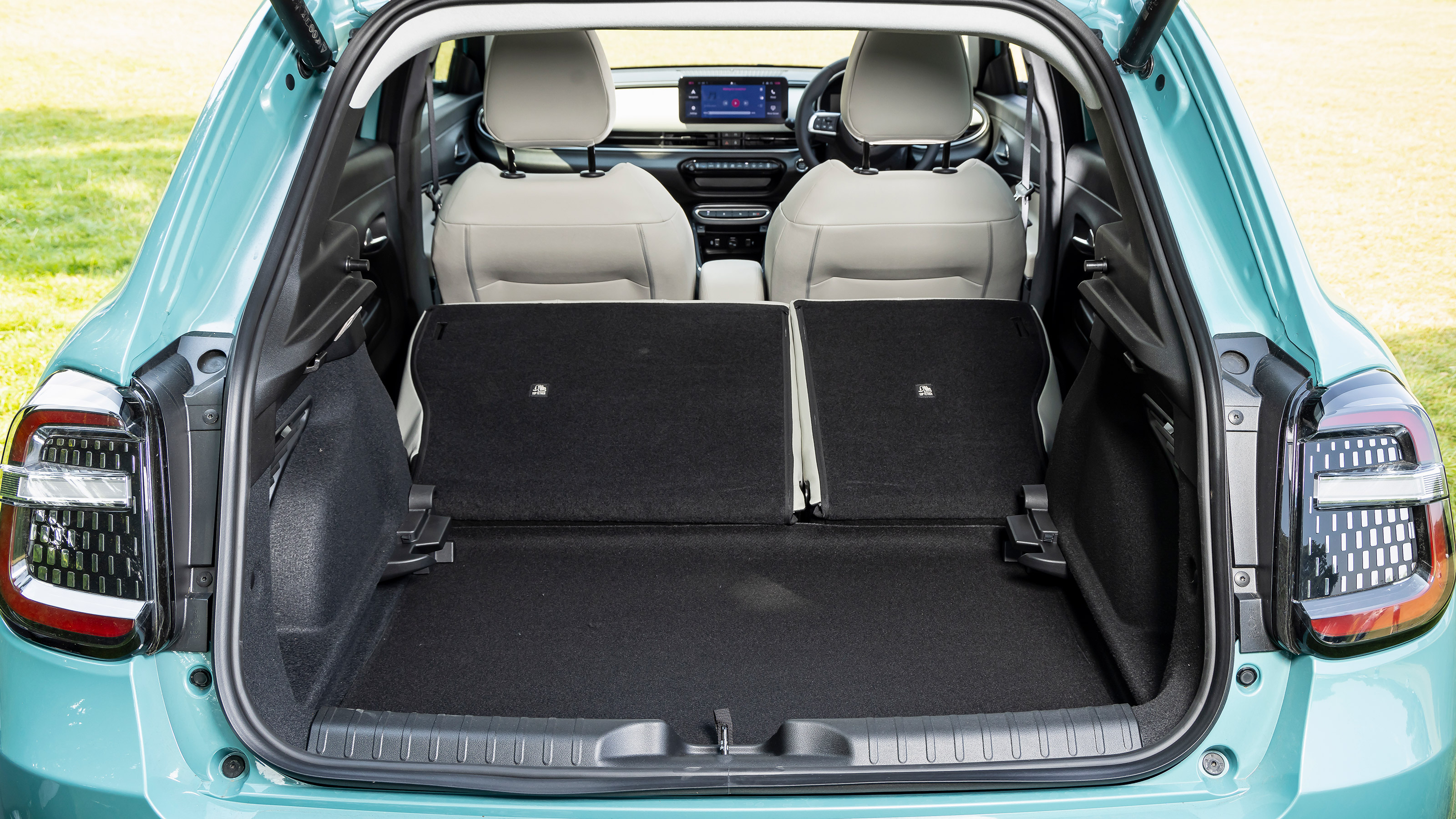 Fiat 600 Hybrid UK - boot seats down