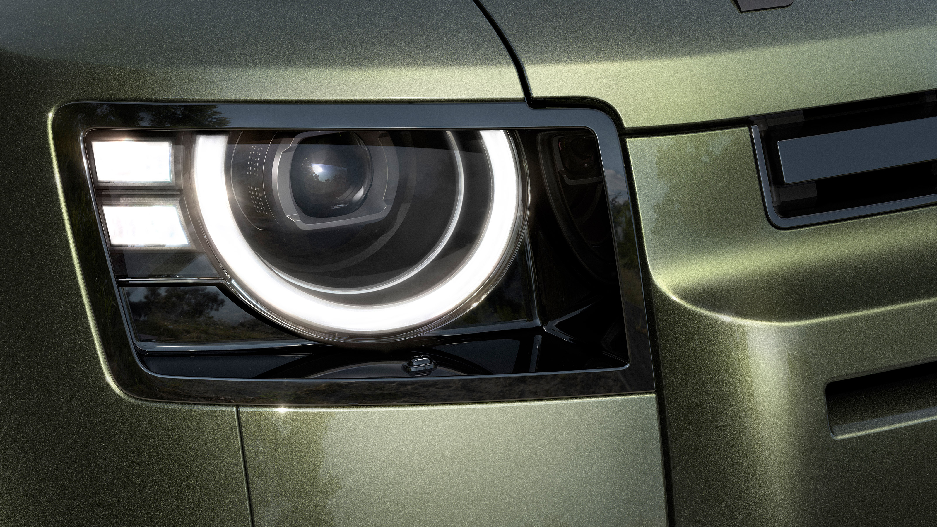 Land Rover Defender MY26 - front light