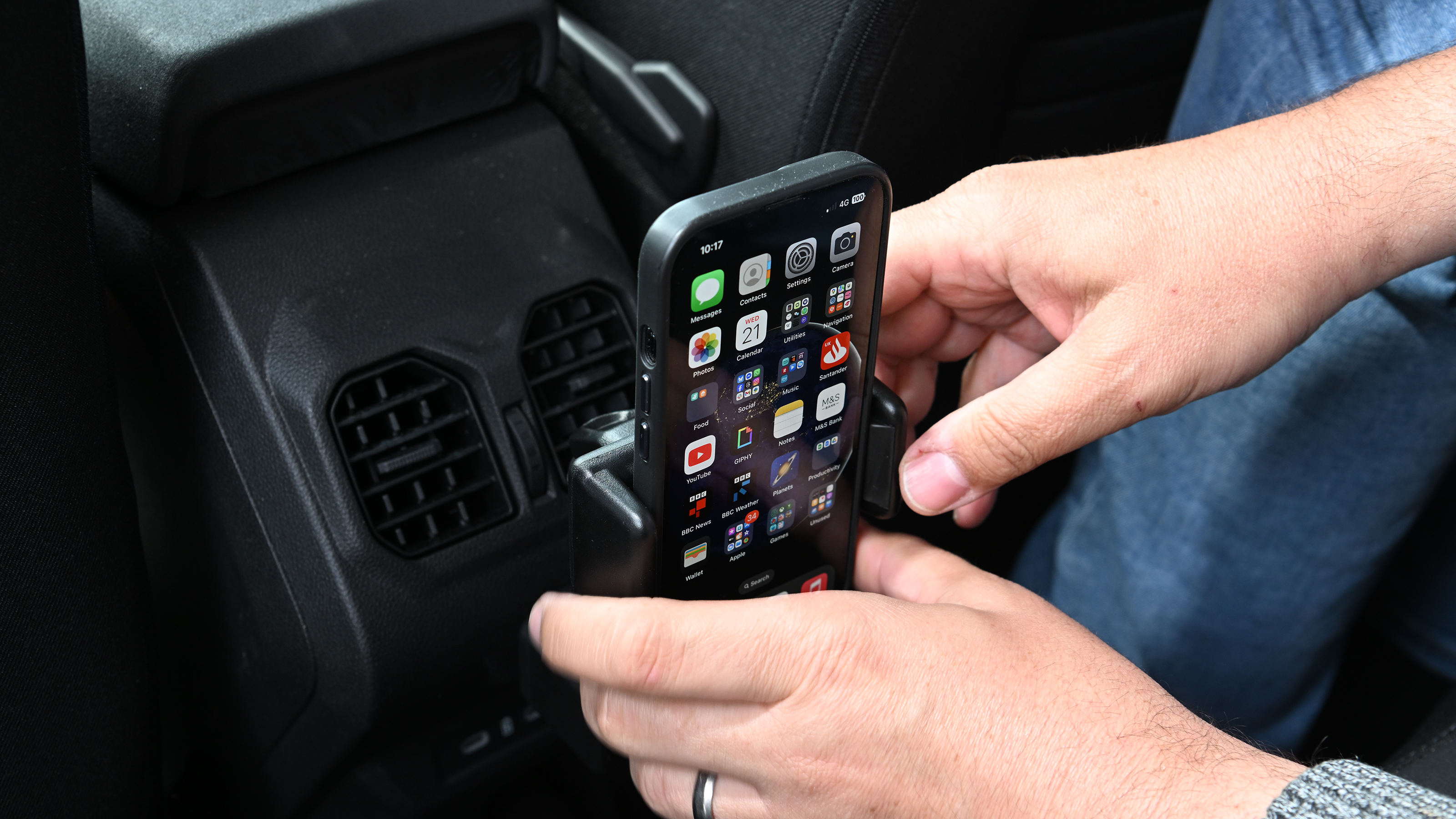 Dacia Bigster - phone holder in the rear 