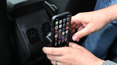 Dacia Bigster - phone holder in the rear