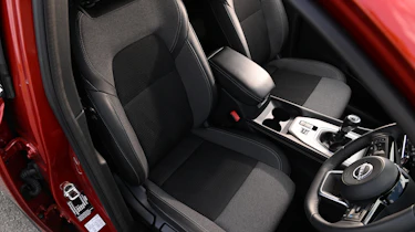 Nissan Qashqai - front seats