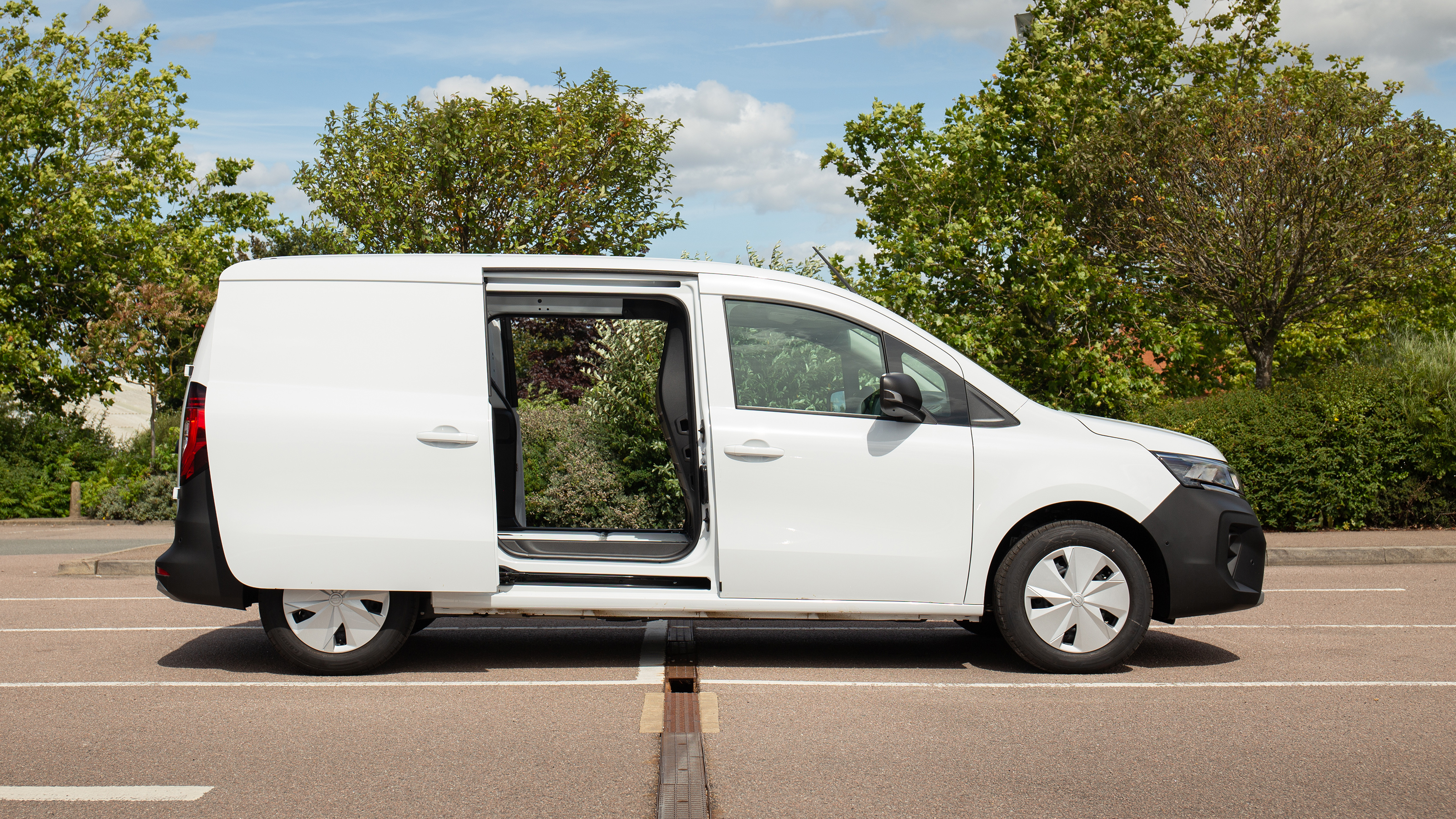 Nissan Townstar EV - side static (door open)