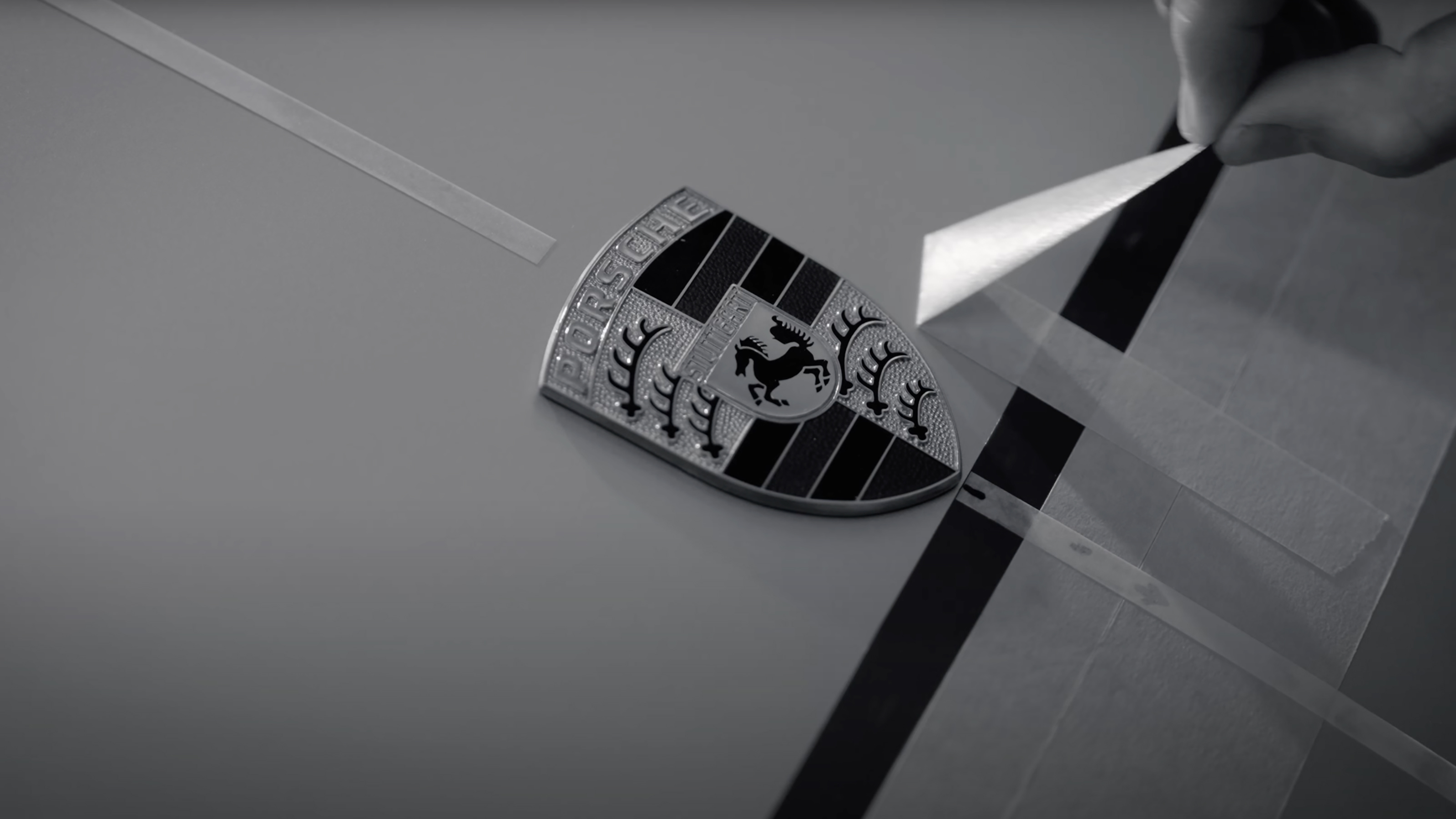 Porsche 963 teaser - Porsche badge