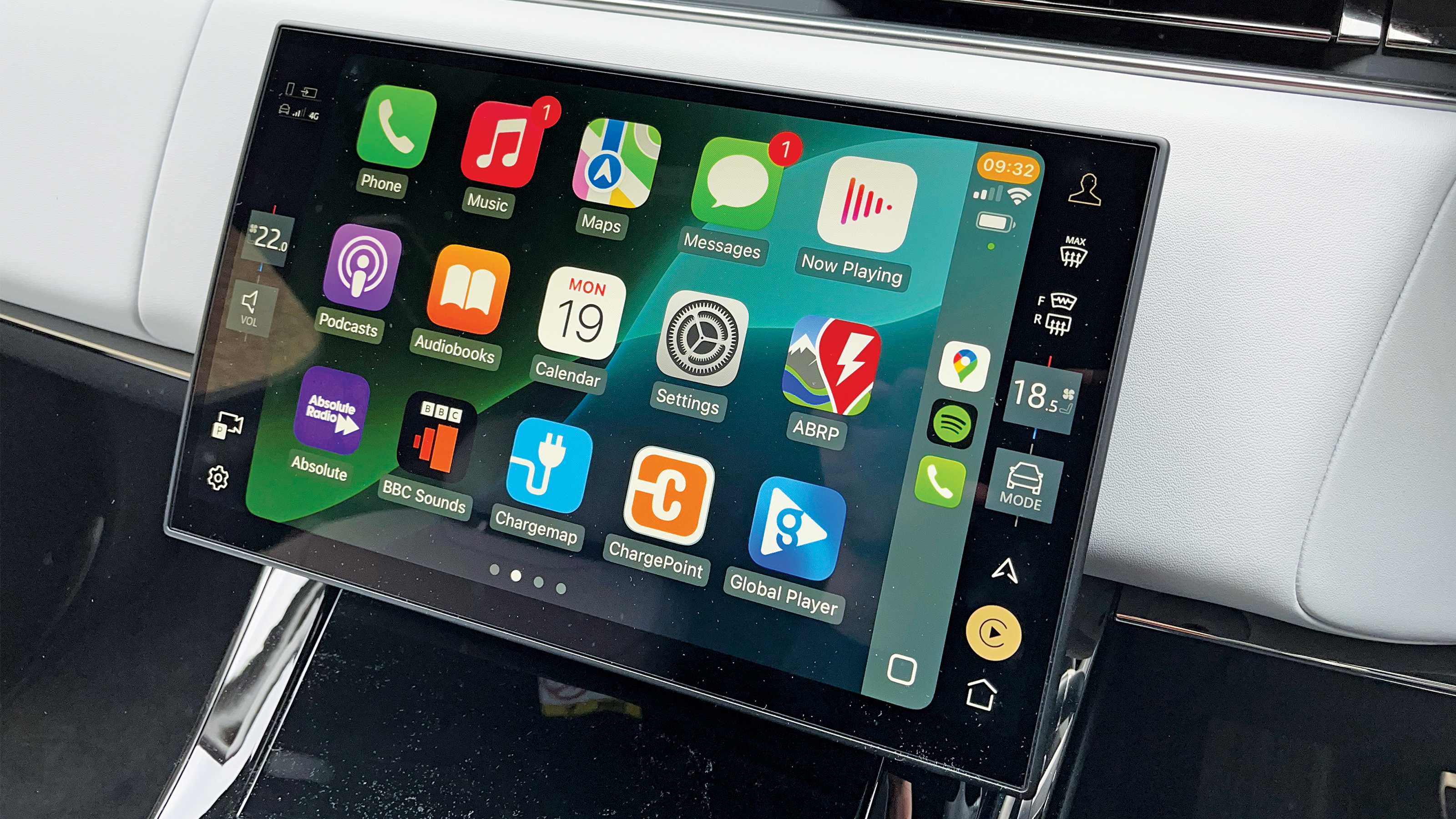 Range Rover Sport P550e Autobiography long-term - carplay