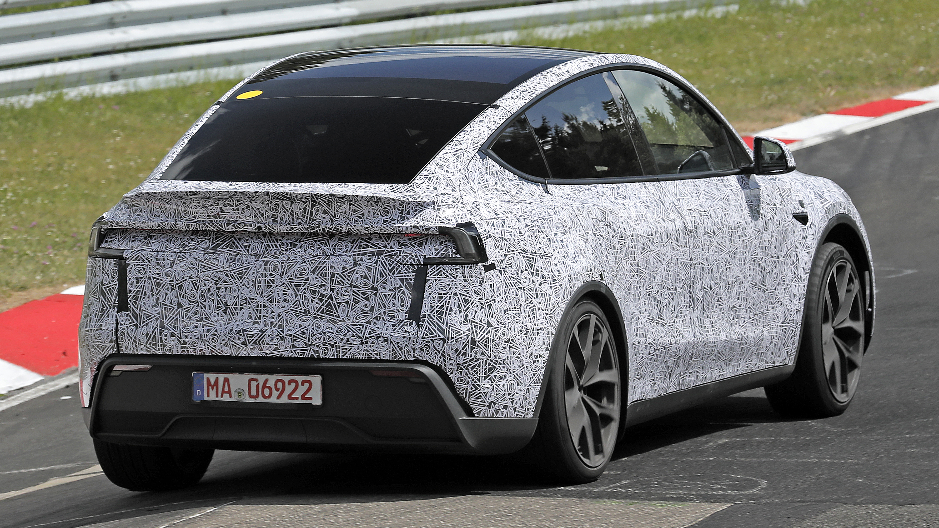 Tesla Model Y Performance - dynamic rear 3/4
