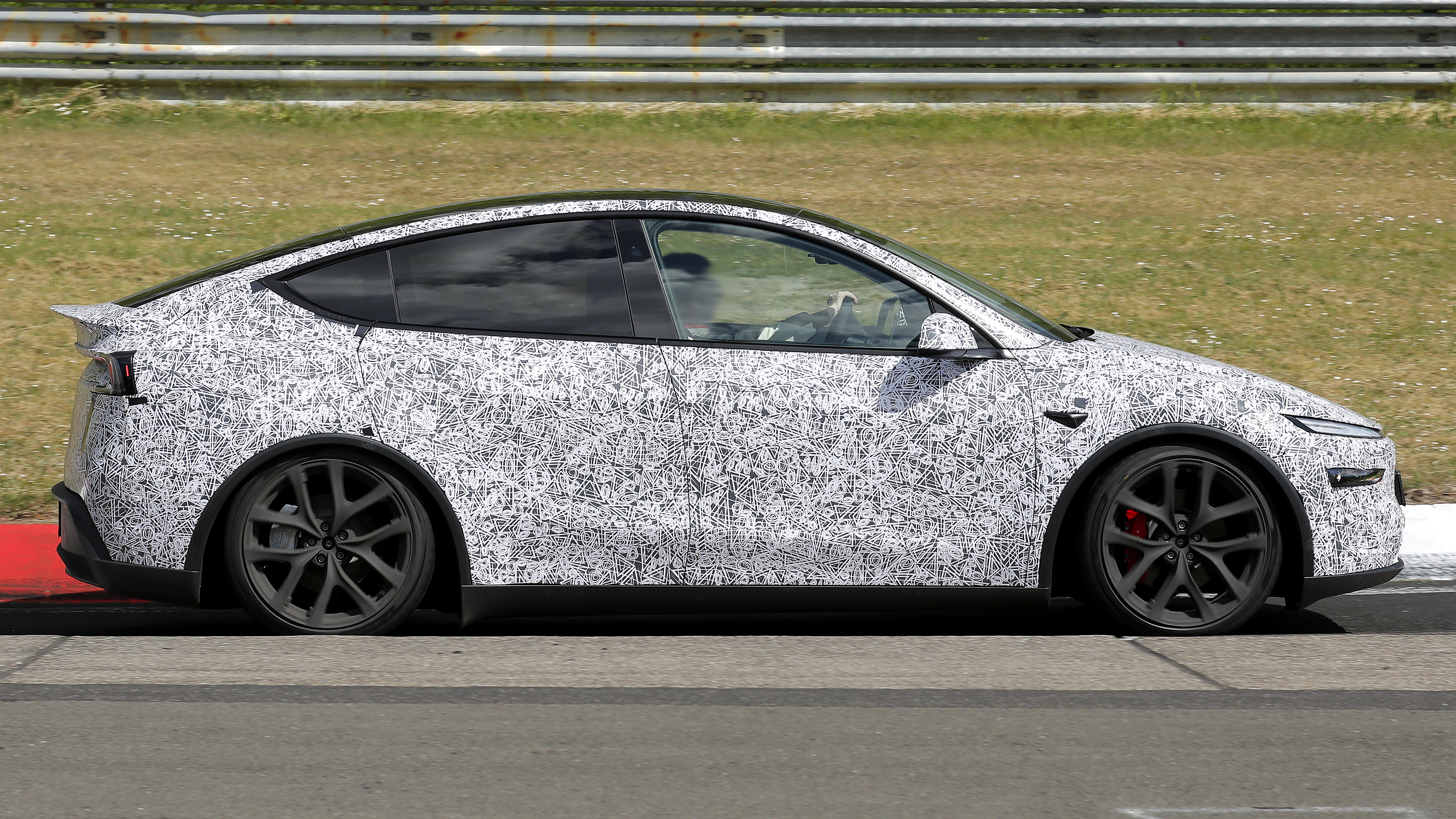 Tesla Model Y Performance - dynamic side profile