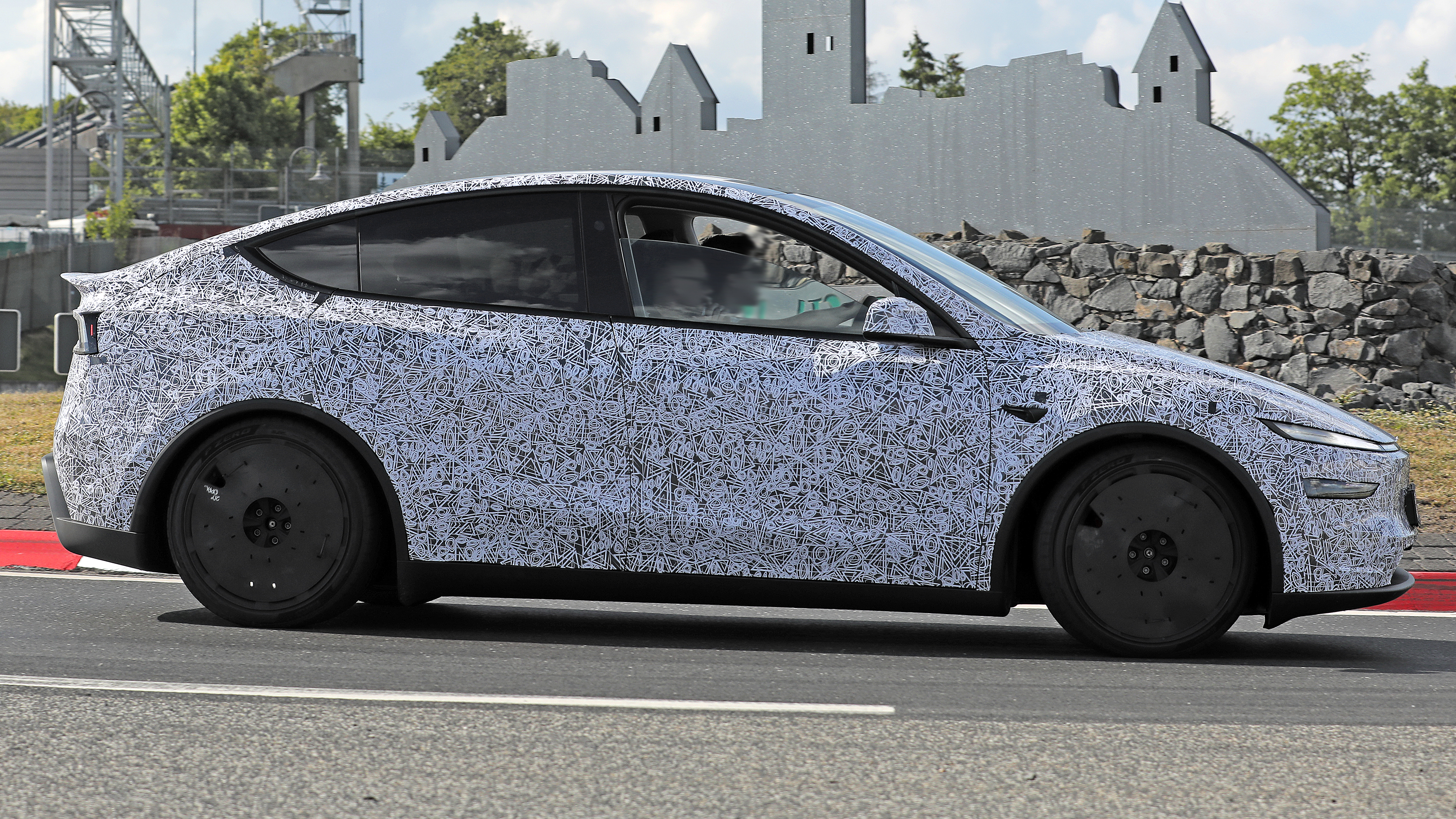 Tesla Model Y Performance - dynamic side profile cornering