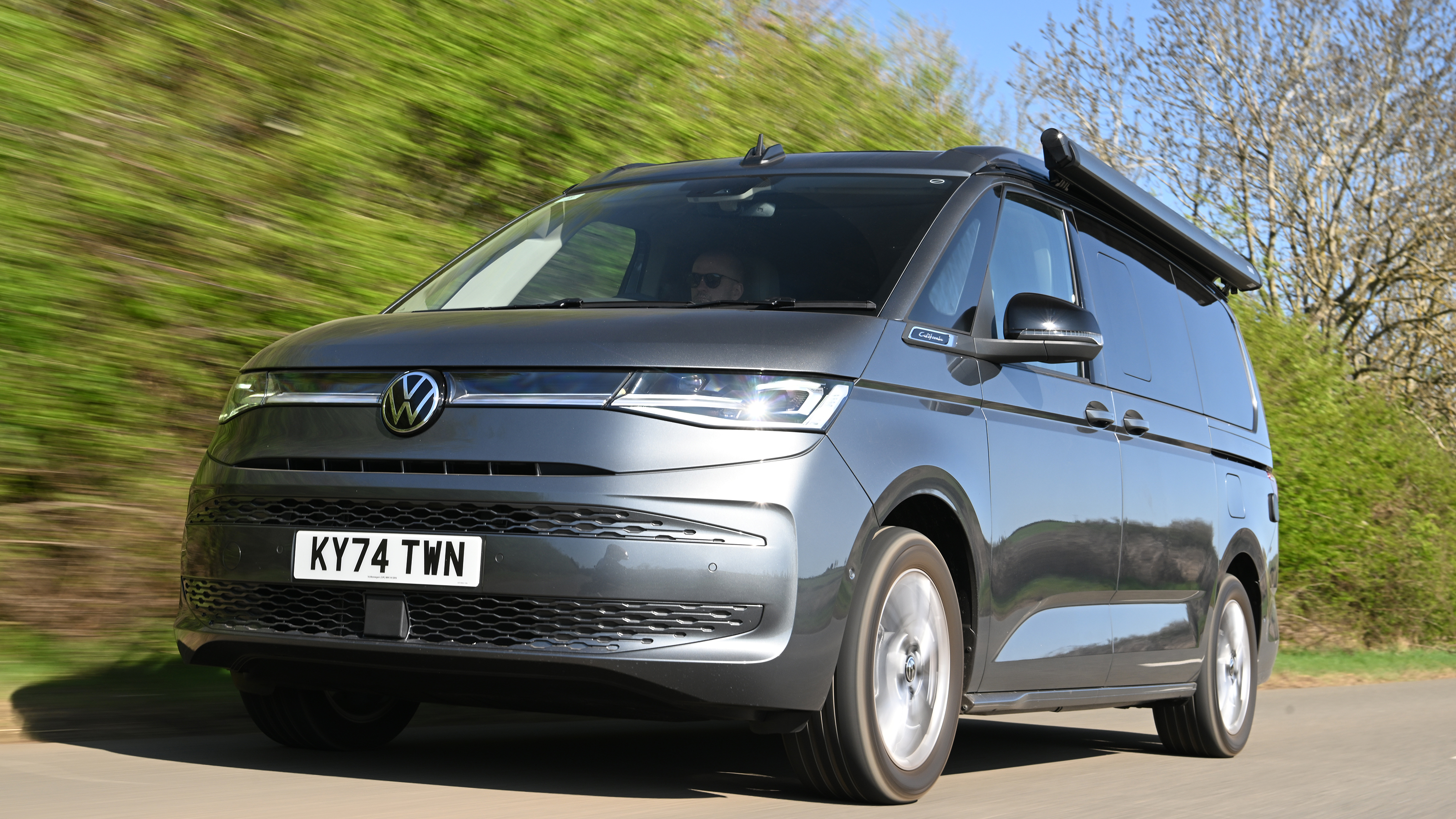Volkswagen California - front tracking 