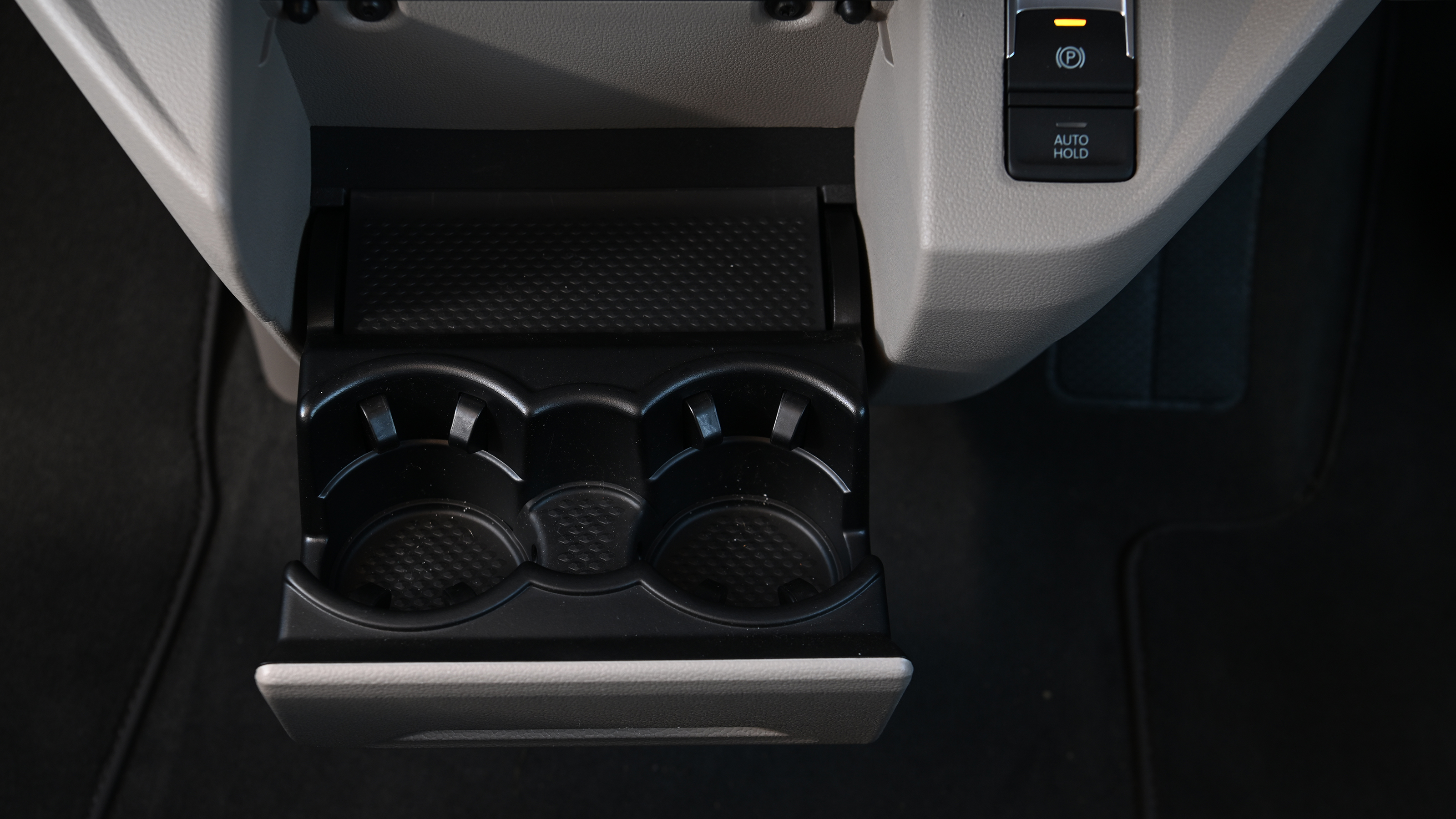 Volkswagen California - front centre console cup holders 