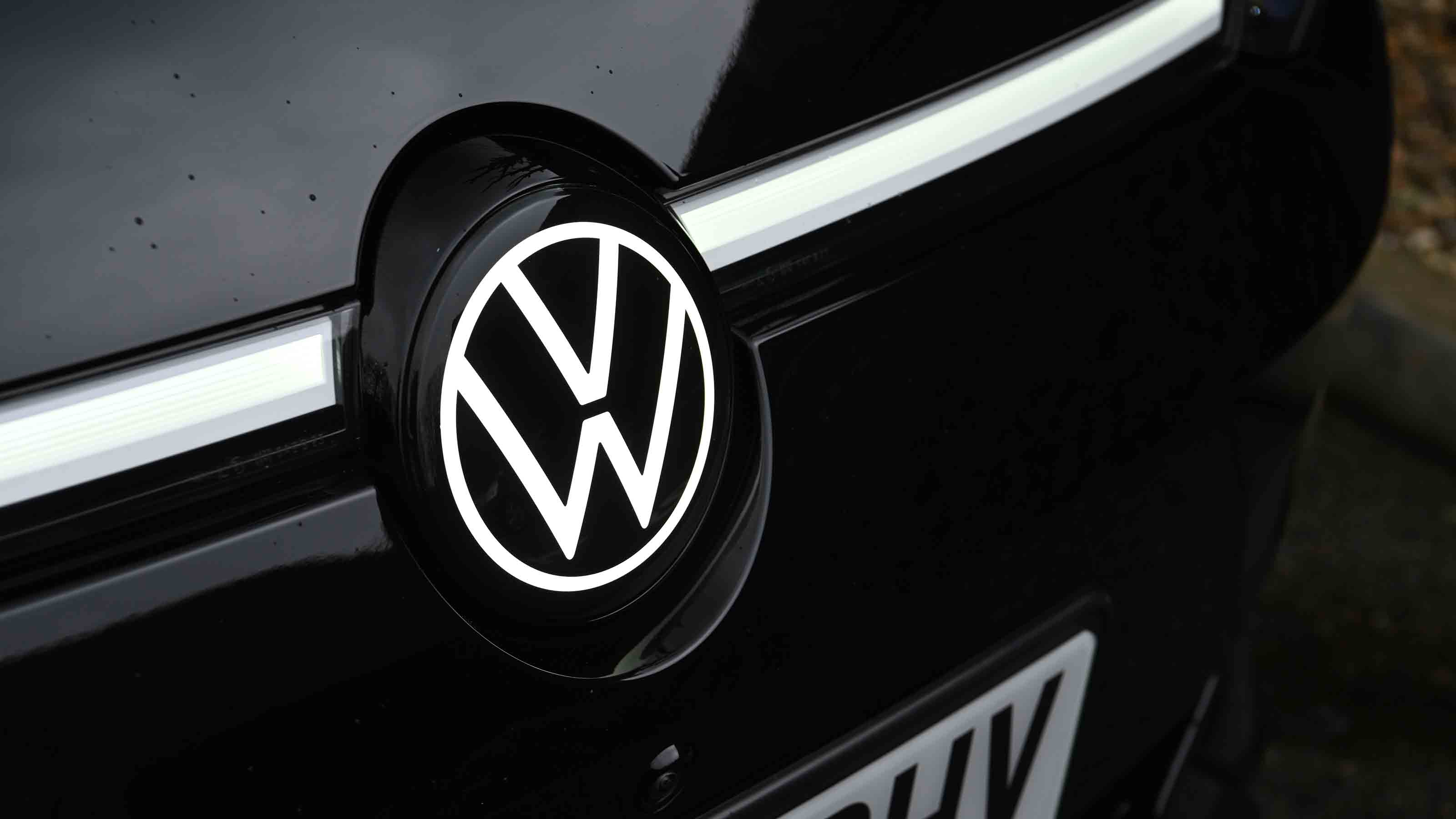 Volkswagen ID.7 Tourer - illuminated badge