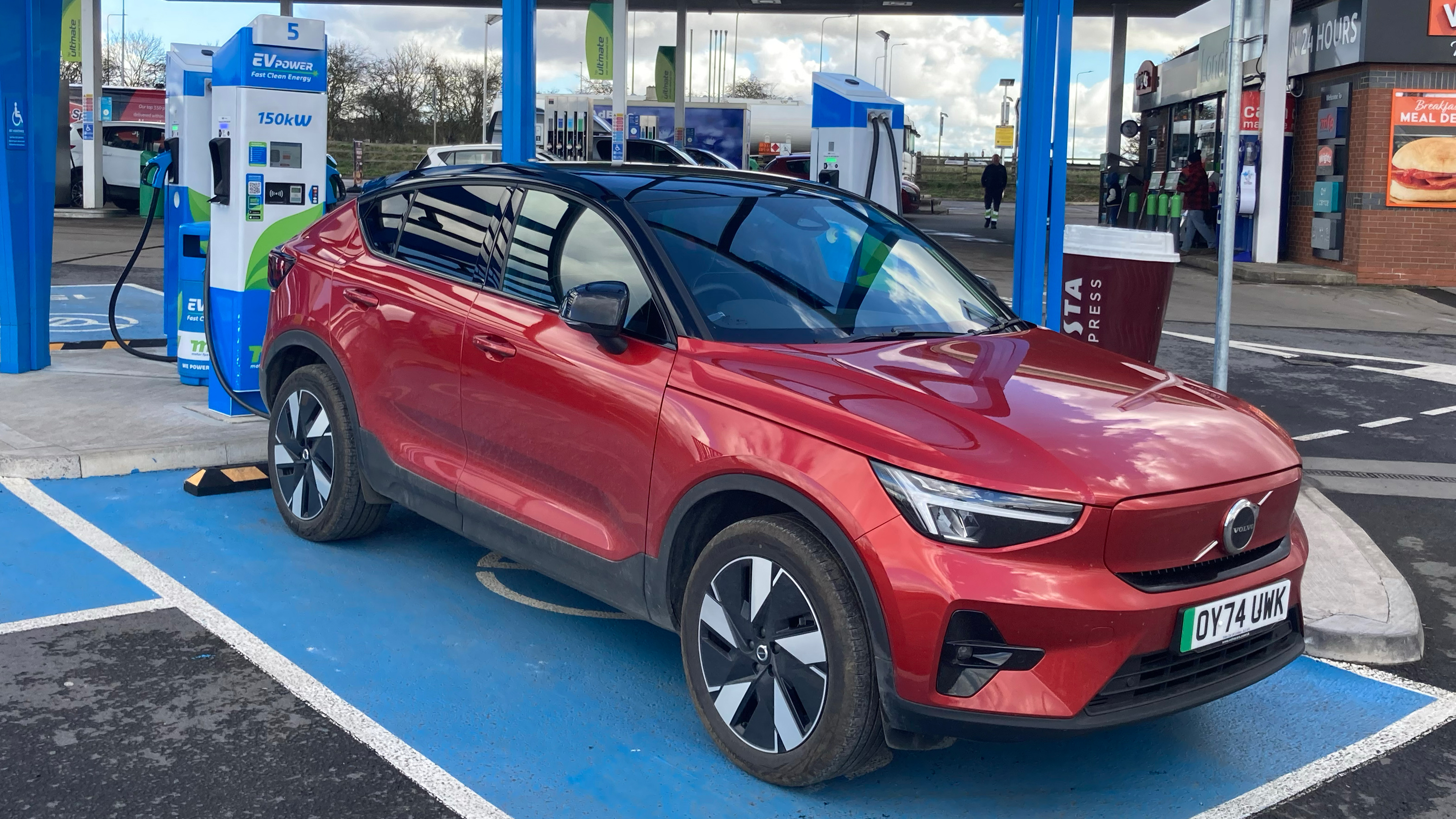 Volvo EC40 connected to MFG charging station