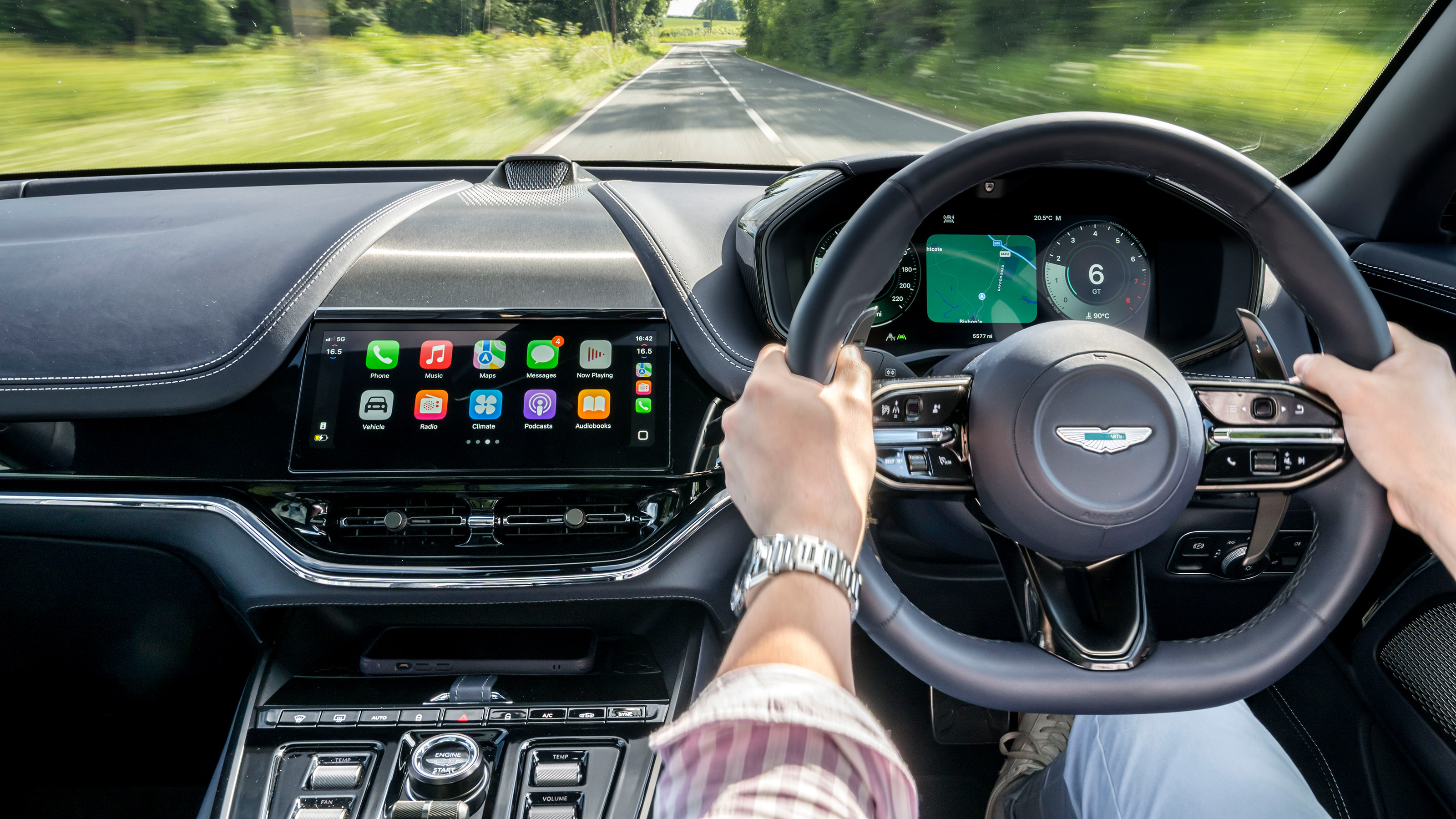 Apple CarPlay Ultra - driving