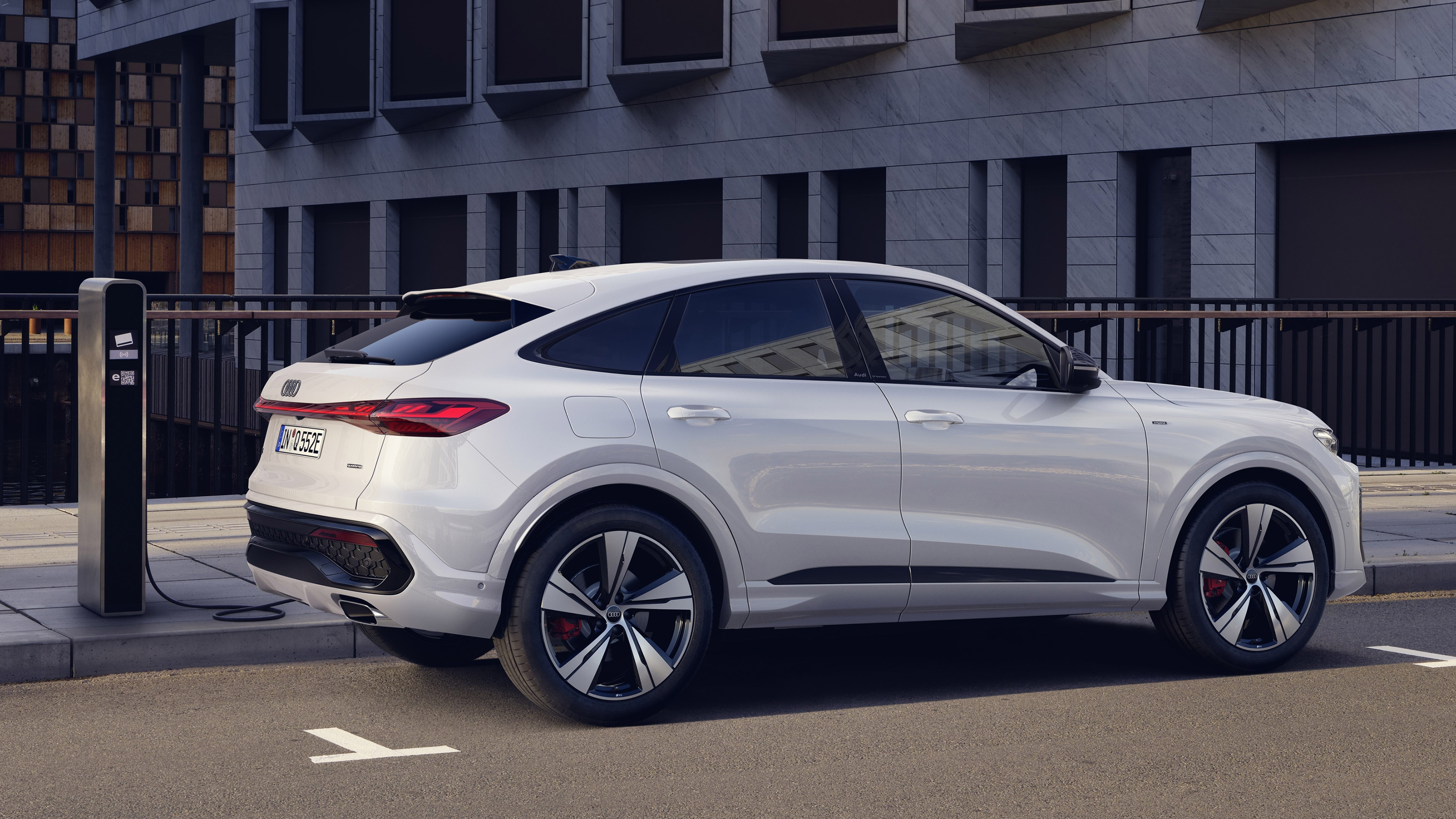 Audi Q5 e-hybrid - rear charging