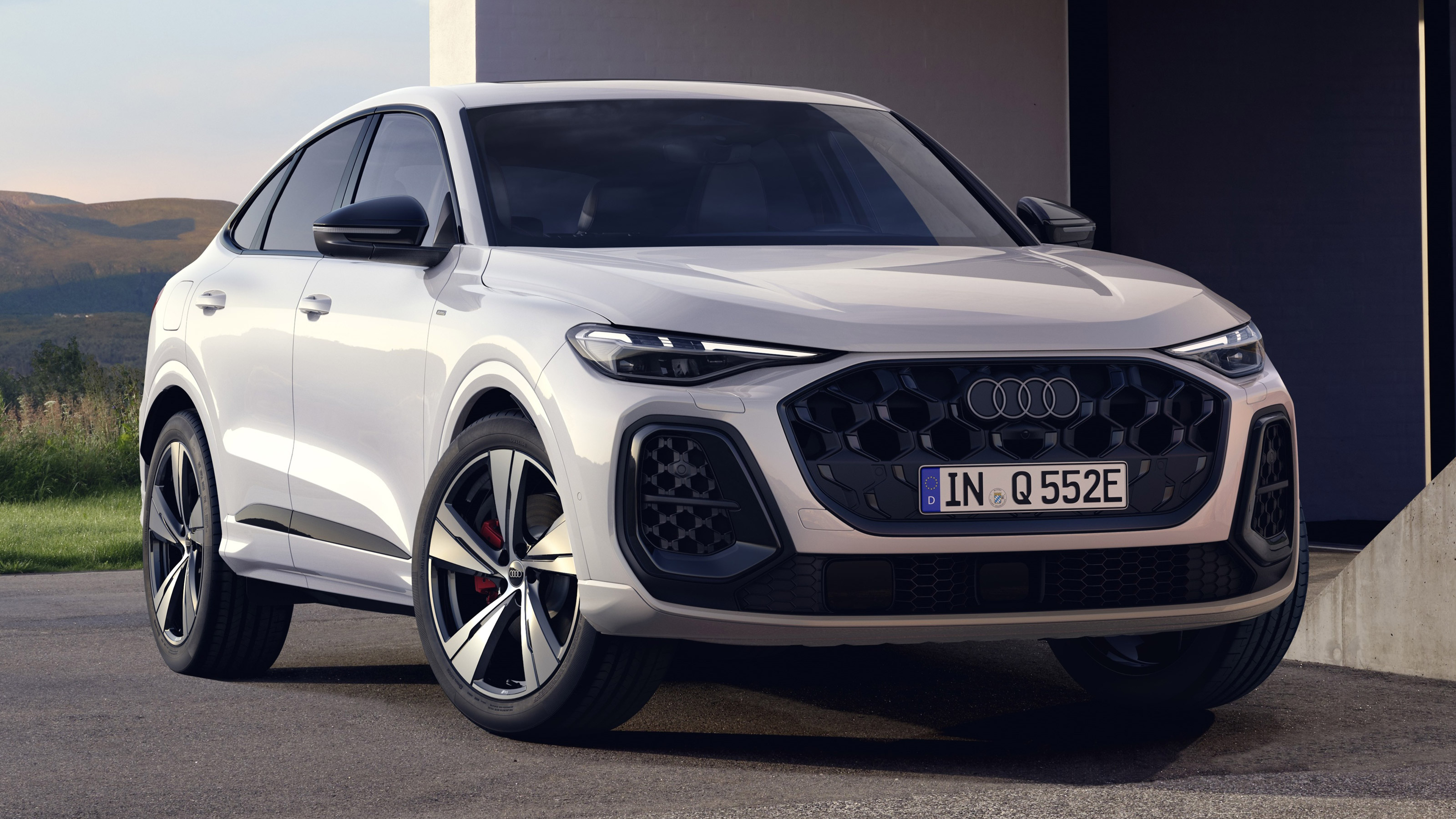 Audi Q5 e-hybrid - front static