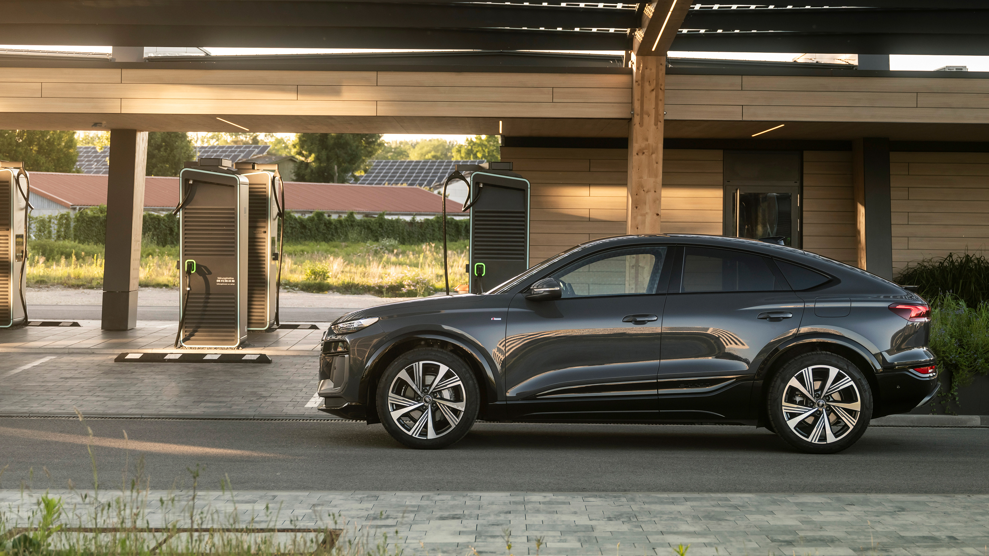 Audi Q6 Sportback e-tron side