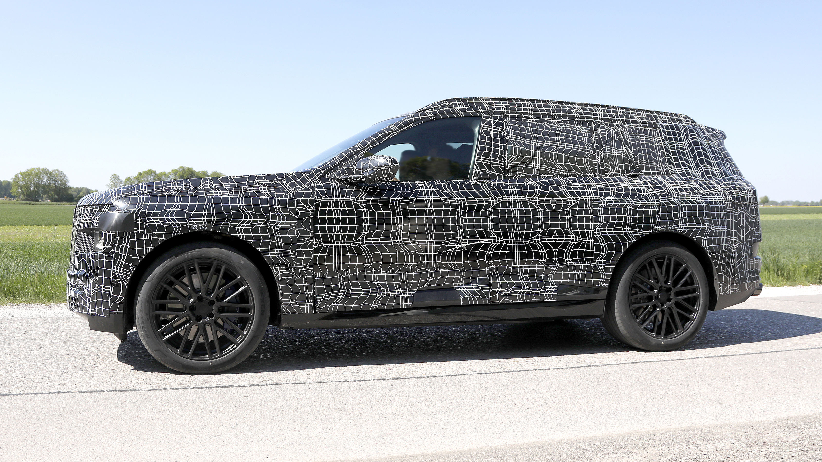 BMW X7 - side